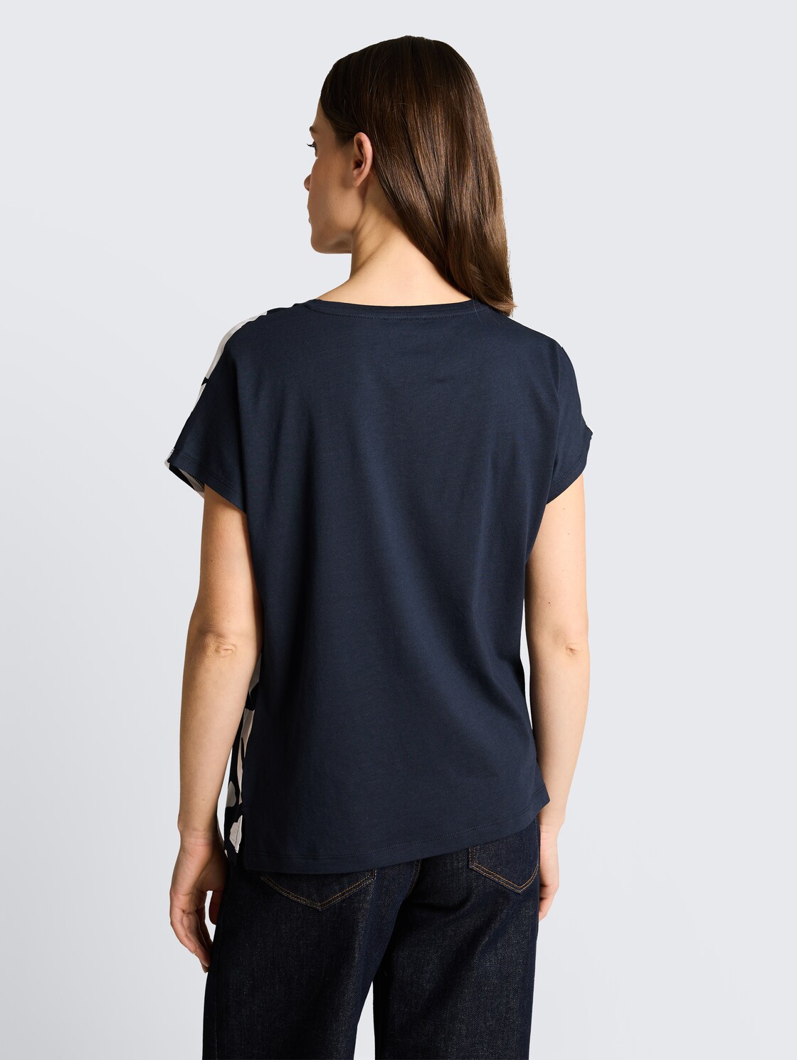 T-Shirt im Material-Mix - big navy ginkgo - Auschnitt Model-Rückansicht