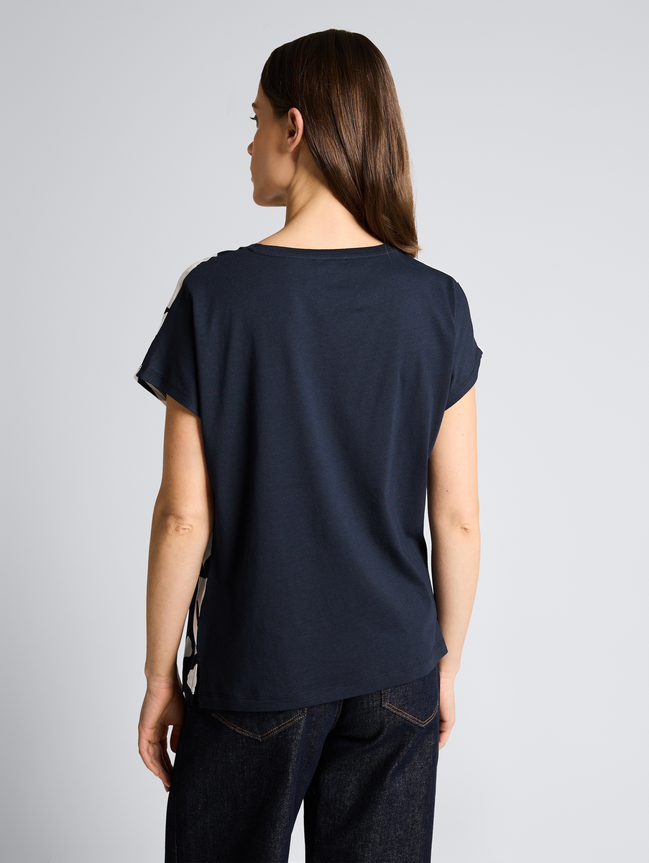 T-Shirt im Material-Mix - big navy ginkgo - Auschnitt Model-Rückansicht