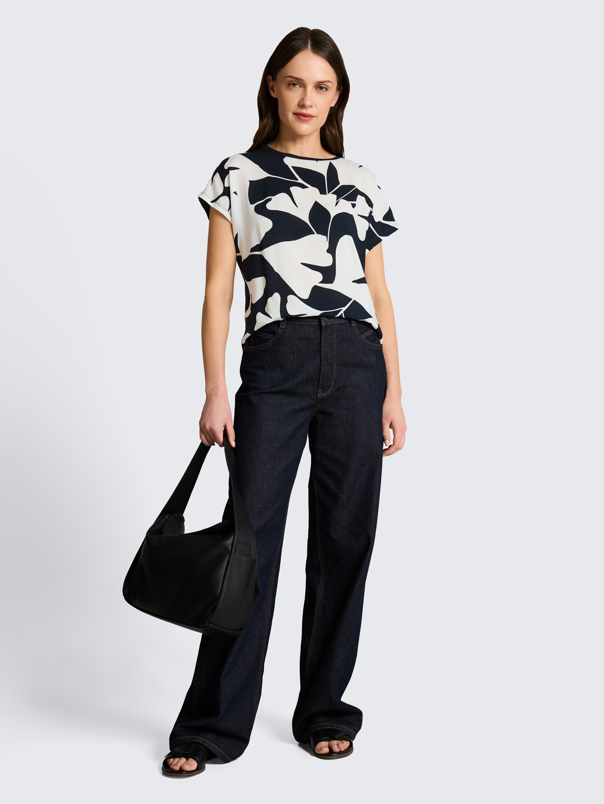 T-Shirt im Material-Mix - big navy ginkgo - Model-Vorderansicht