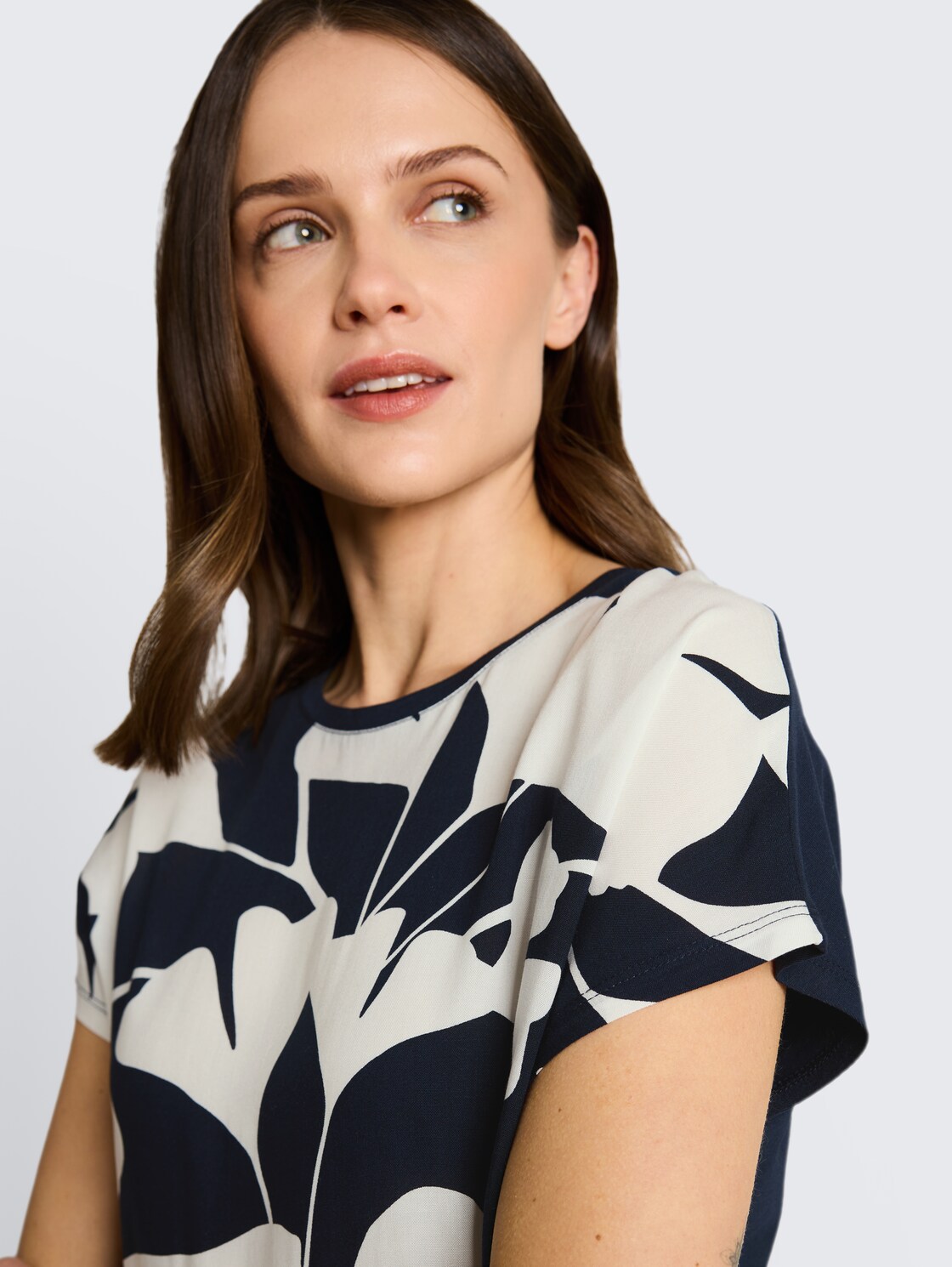 T-Shirt im Material-Mix - big navy ginkgo - Detail-Model-Ansicht