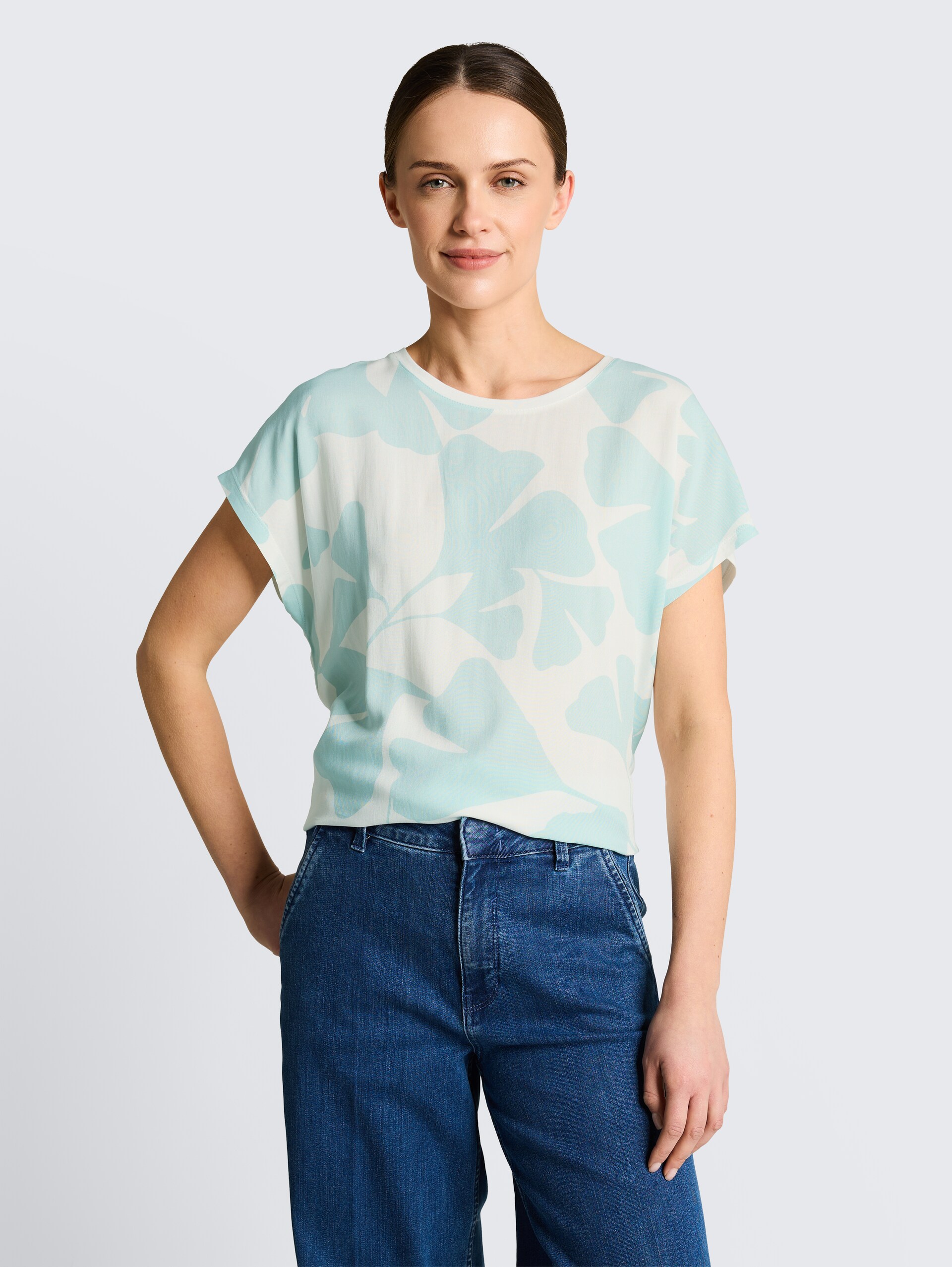 T-Shirt im Material-Mix - big mint ginkgo - Ausschnitt Model-Vorderansicht