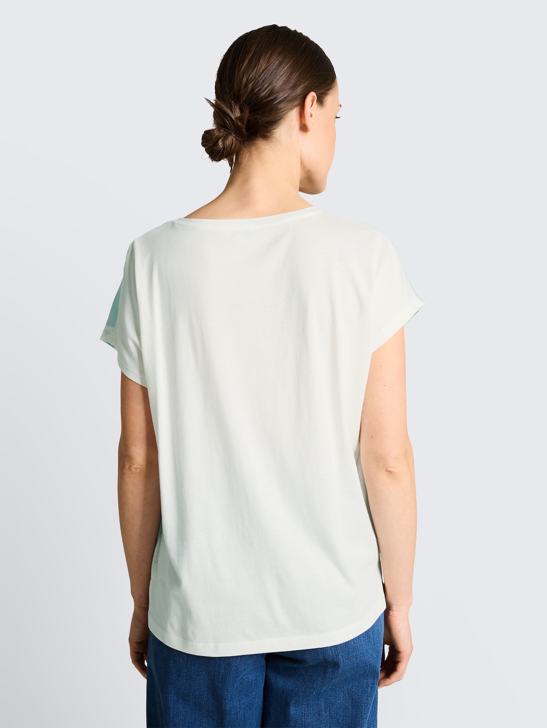 T-Shirt im Material-Mix - big mint ginkgo - Auschnitt Model-Rückansicht