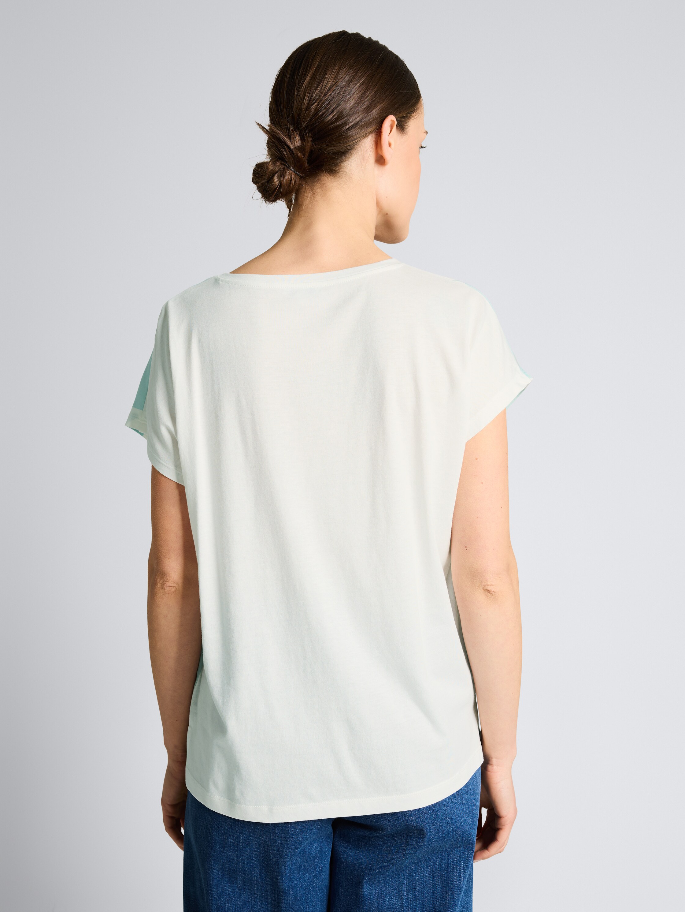 T-Shirt im Material-Mix - big mint ginkgo - Auschnitt Model-Rückansicht