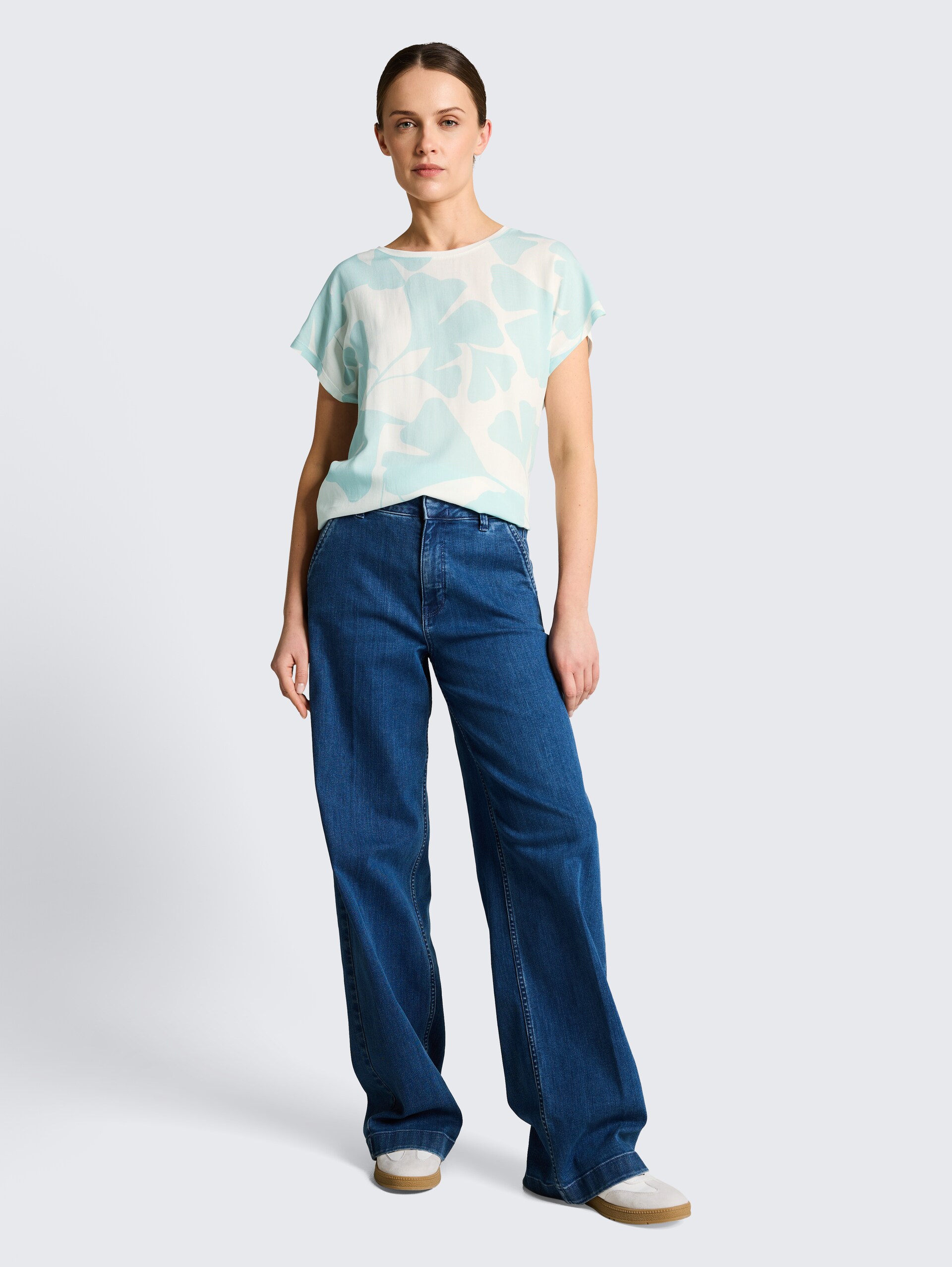 T-Shirt im Material-Mix - big mint ginkgo - Model-Vorderansicht