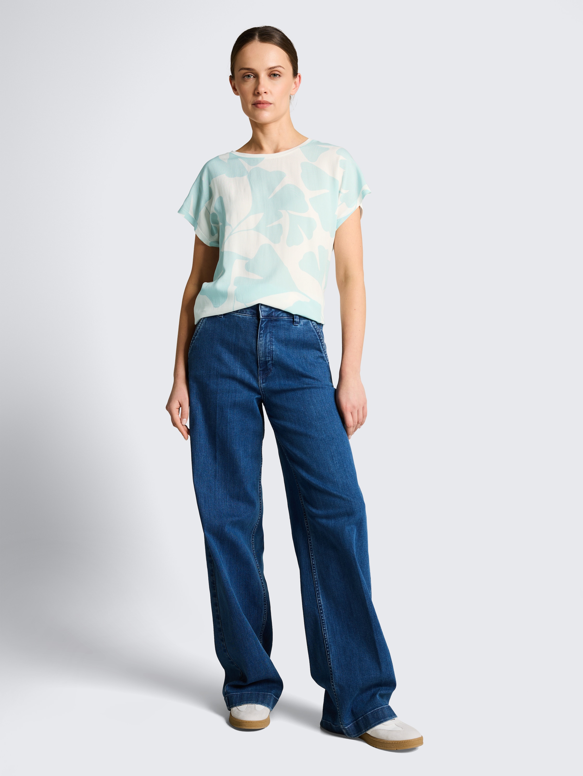 T-Shirt im Material-Mix - big mint ginkgo - Model-Vorderansicht