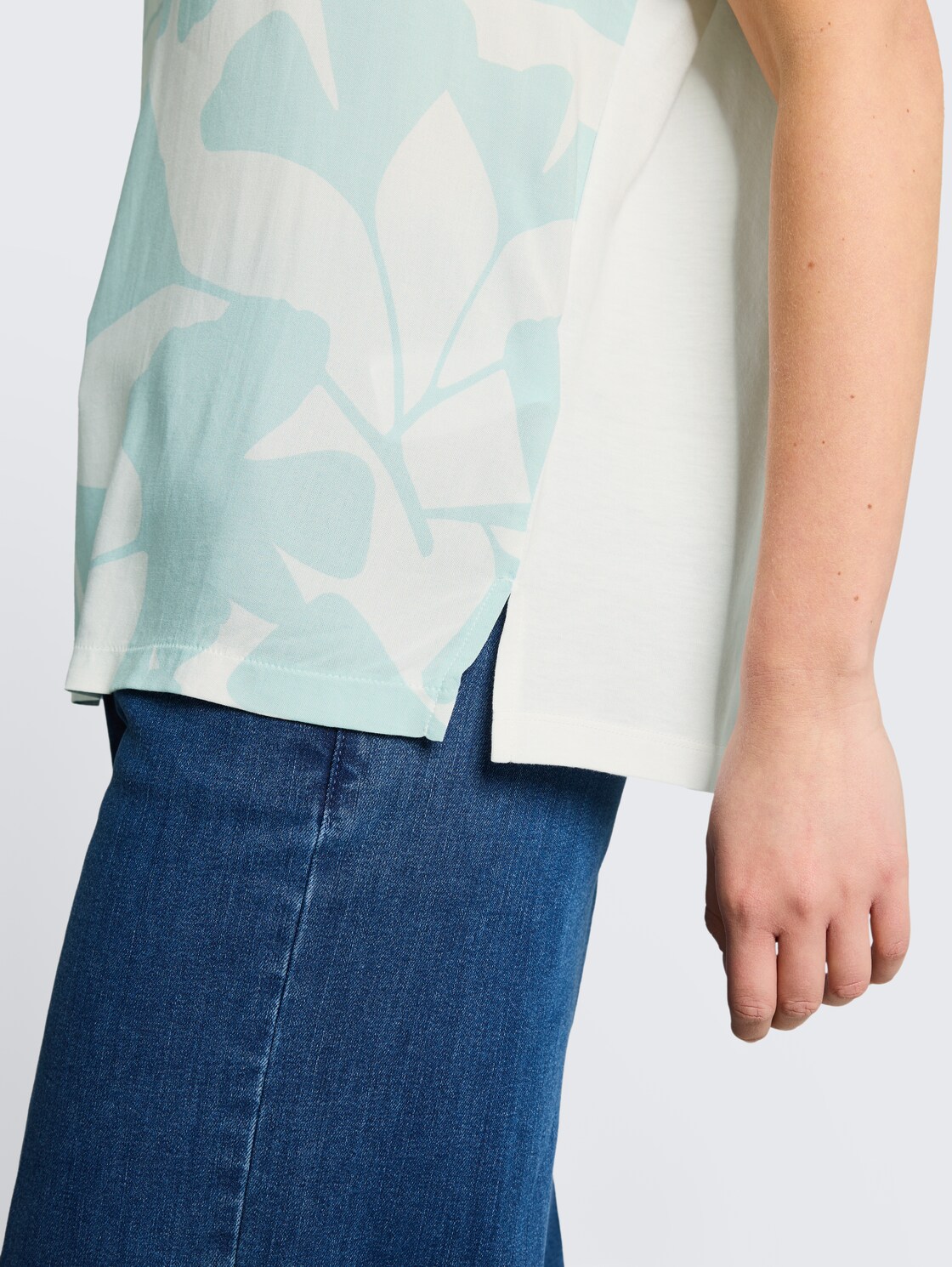 T-Shirt im Material-Mix - big mint ginkgo - Detail-Model-Ansicht
