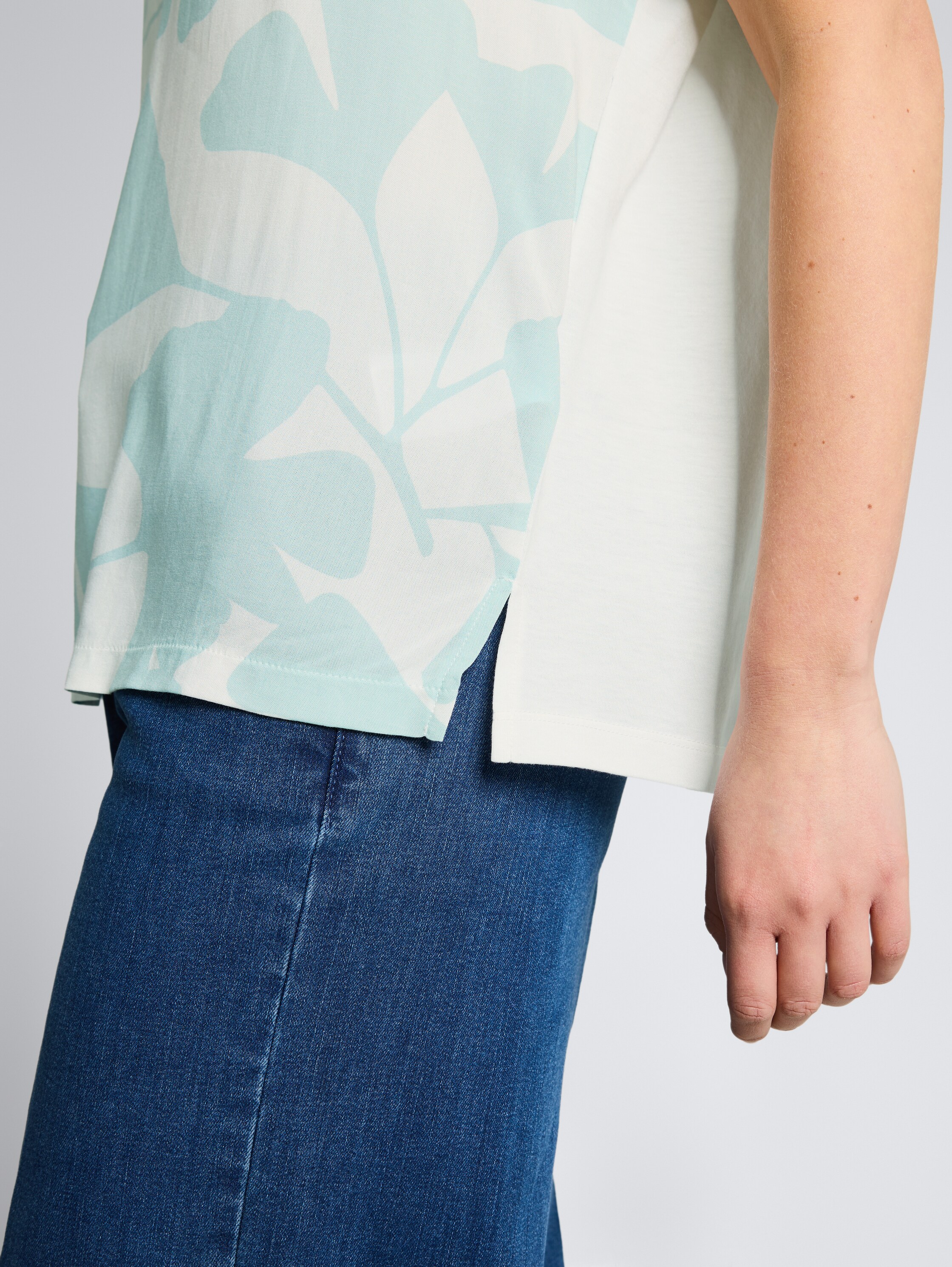 T-Shirt im Material-Mix - big mint ginkgo - Detail-Model-Ansicht