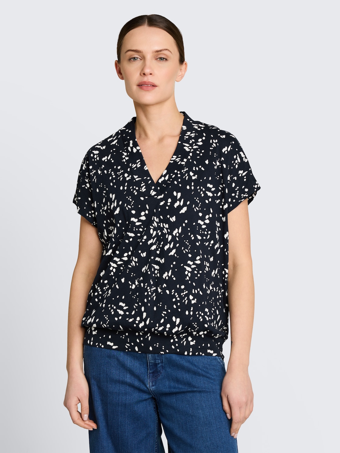 T-Shirt mit Muster - navy dot - Ausschnitt Model-Vorderansicht
