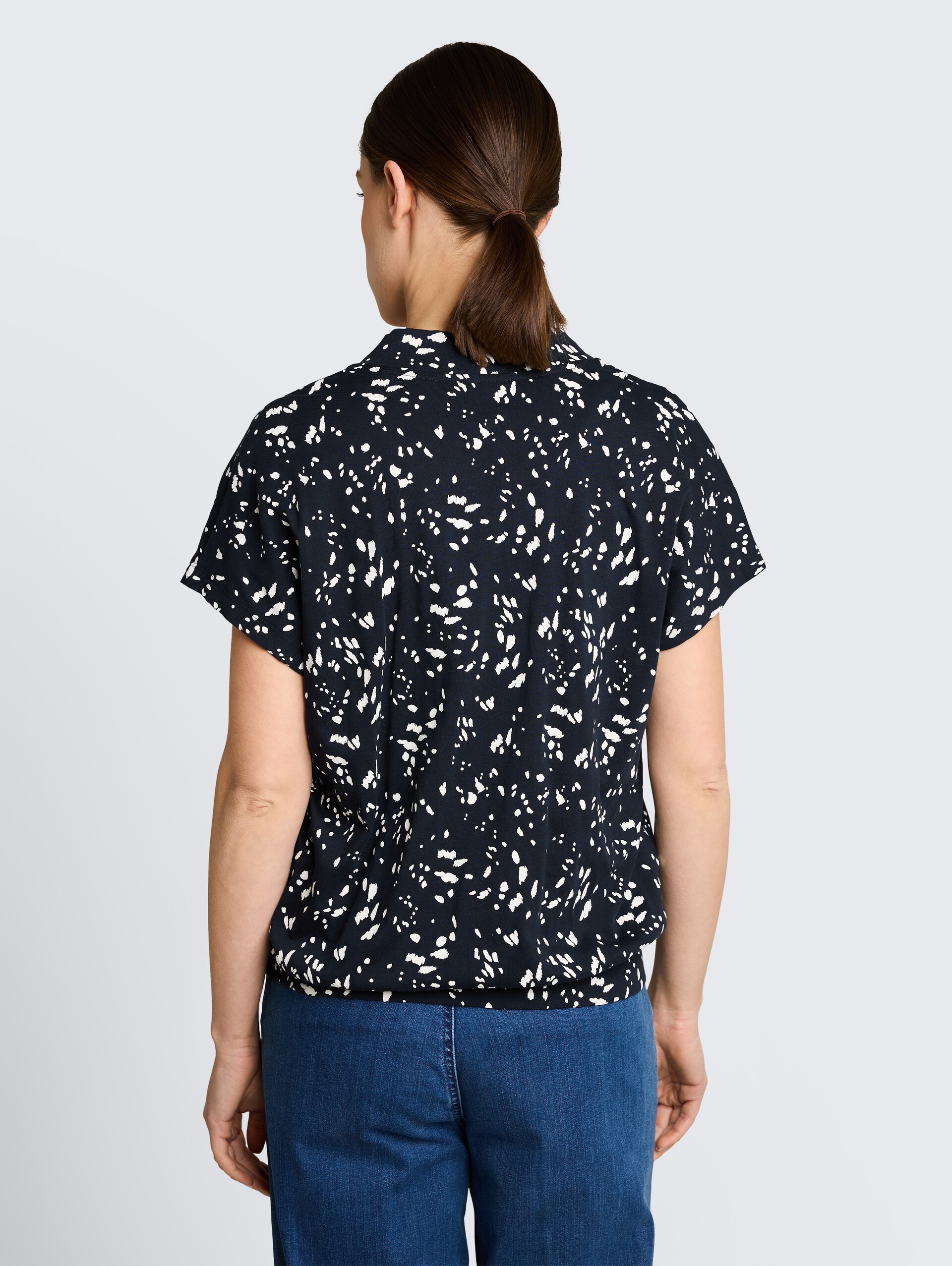 T-Shirt mit Muster - navy dot - Auschnitt Model-Rückansicht