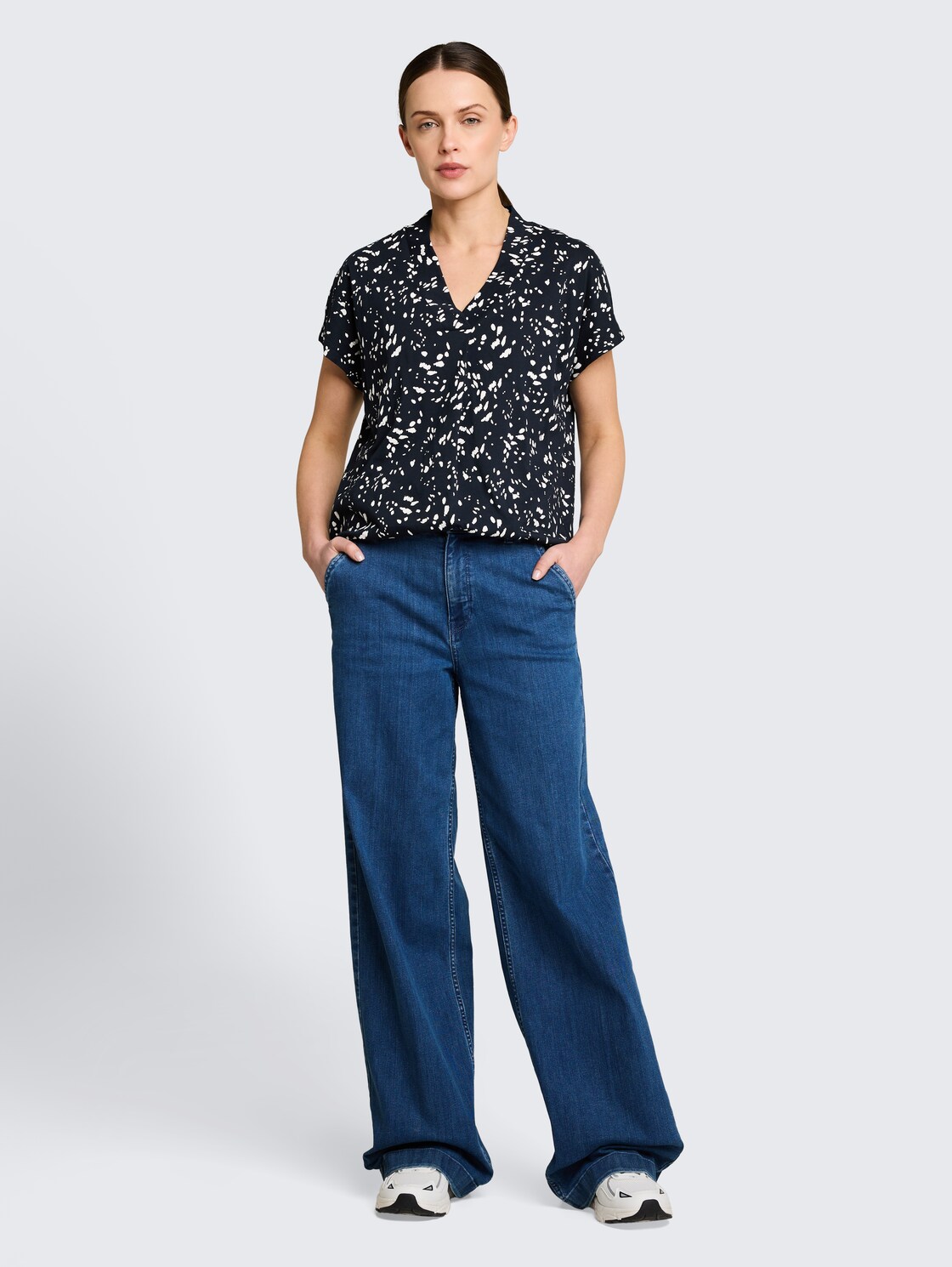 T-Shirt mit Muster - navy dot - Model-Vorderansicht
