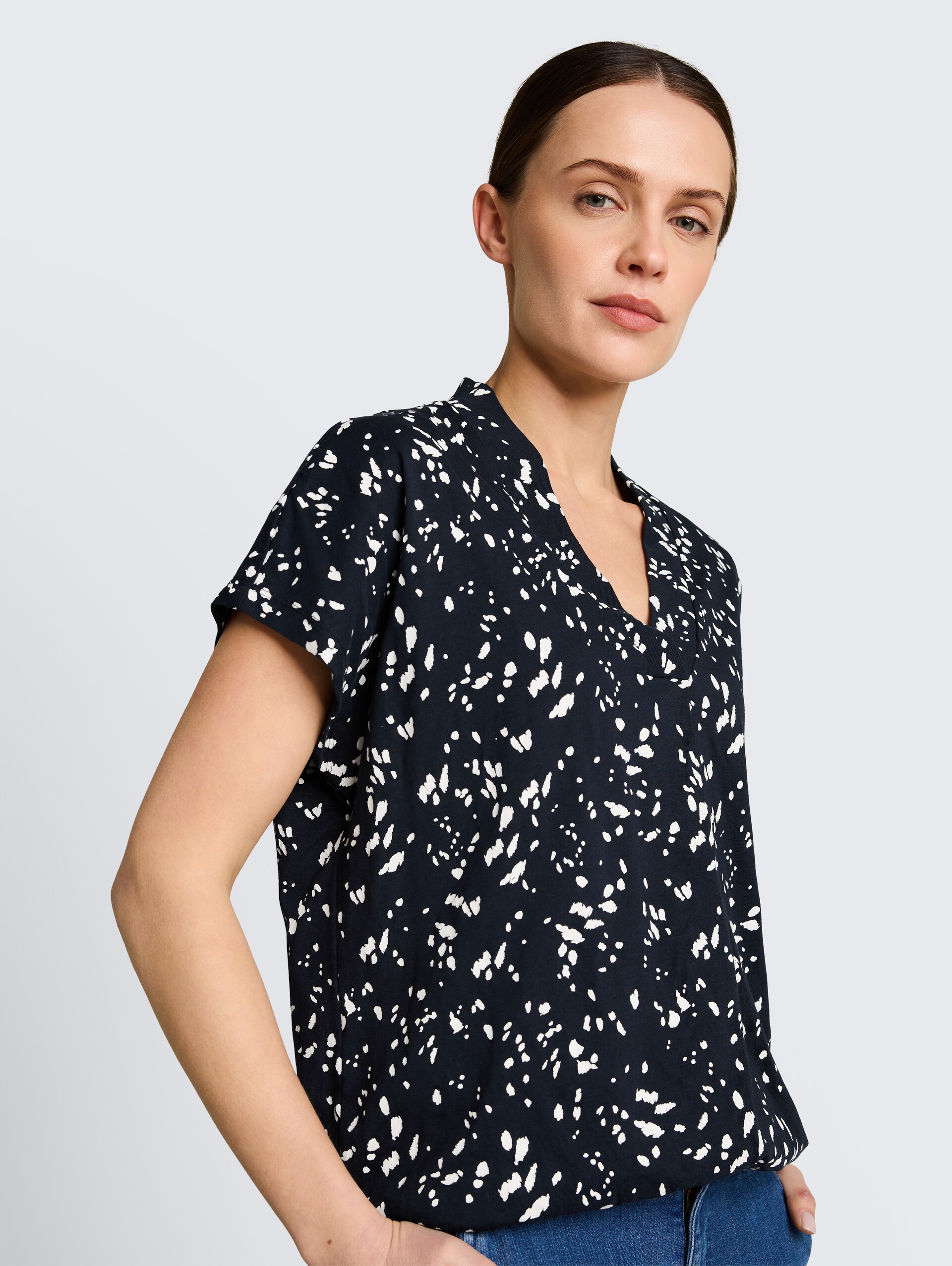 T-Shirt mit Muster - navy dot - Detail-Model-Ansicht