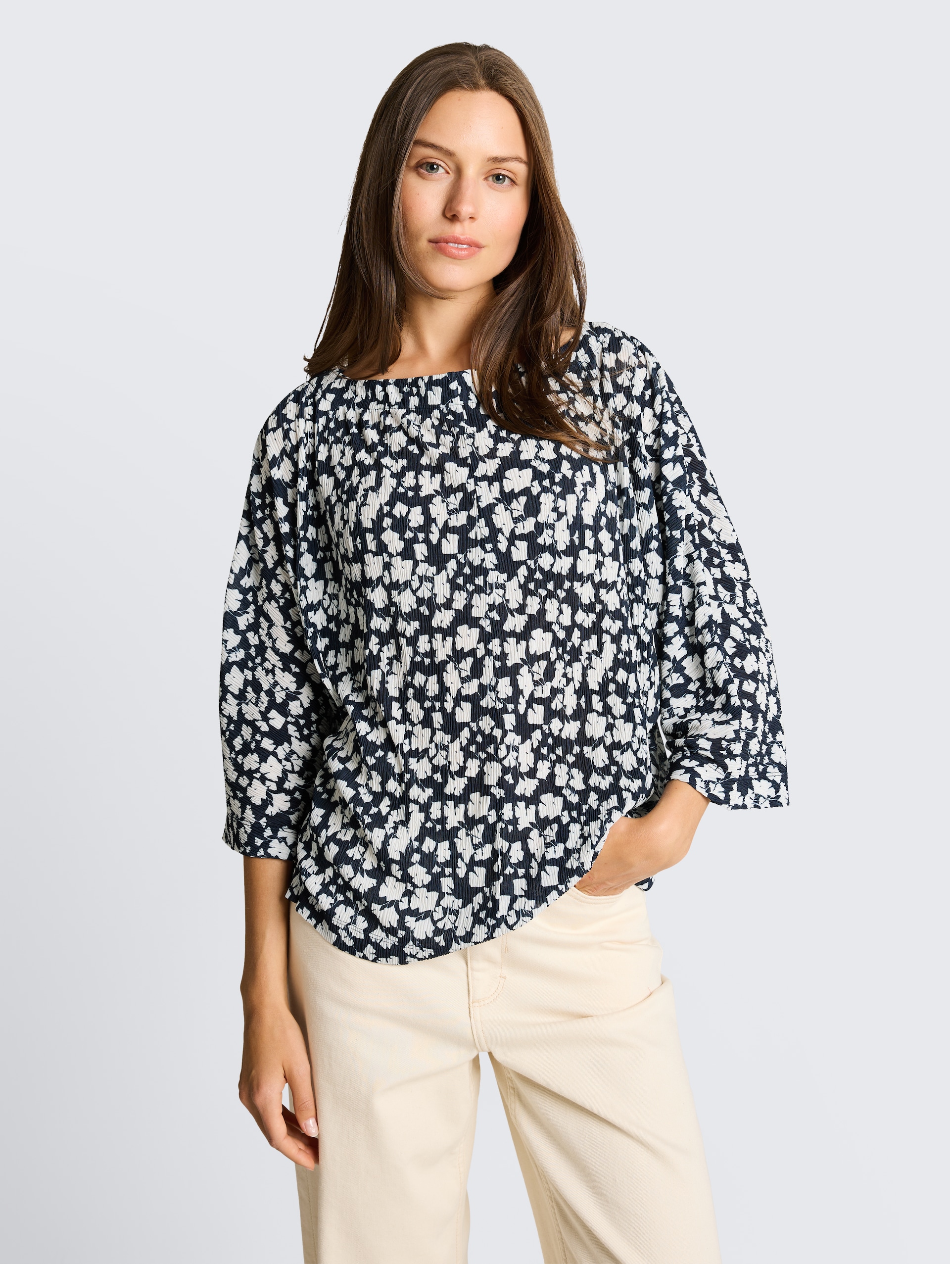 Crinkle T-Shirt mit Fledermausärmeln - blue ginkgo minimal - Ausschnitt Model-Vorderansicht