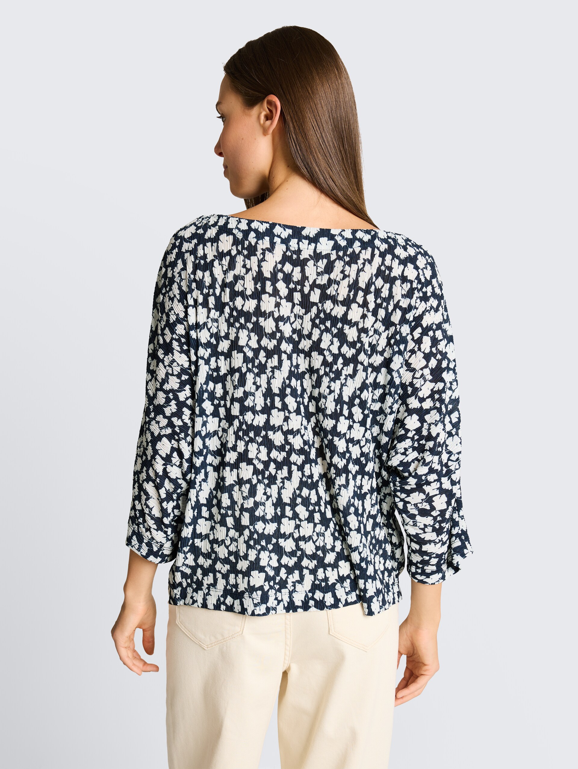 Crinkle T-Shirt mit Fledermausärmeln - blue ginkgo minimal - Auschnitt Model-Rückansicht
