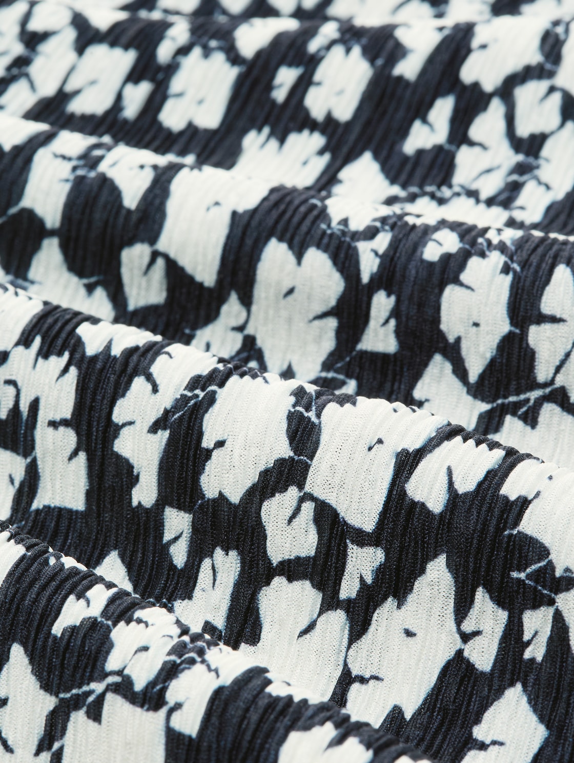 Crinkle T-Shirt mit Fledermausärmeln - blue ginkgo minimal - Material-Ansicht