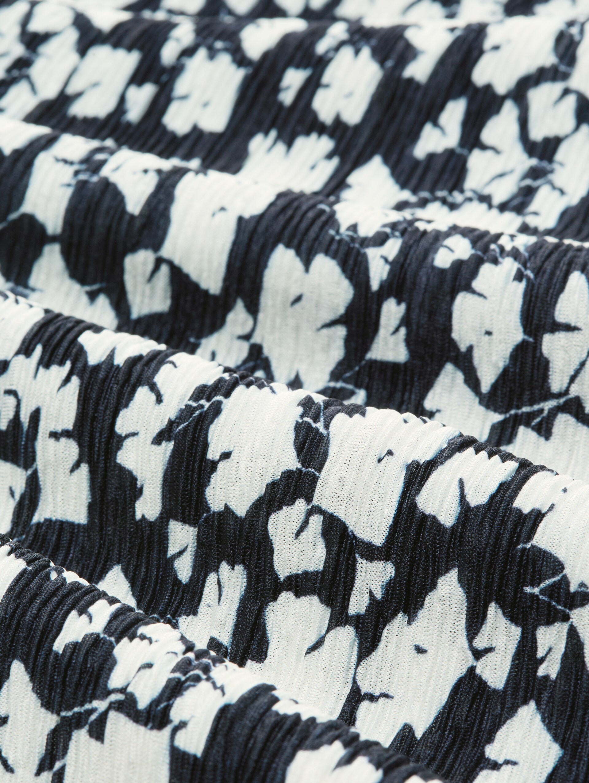 Crinkle T-Shirt mit Fledermausärmeln - blue ginkgo minimal - Material-Ansicht