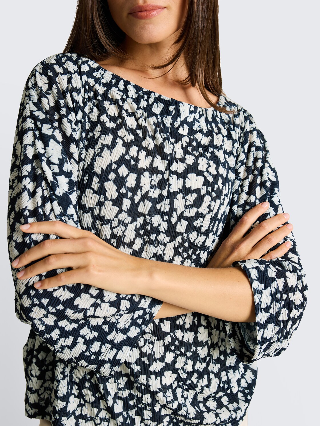 Crinkle T-Shirt mit Fledermausärmeln - blue ginkgo minimal - Detail-Model-Ansicht