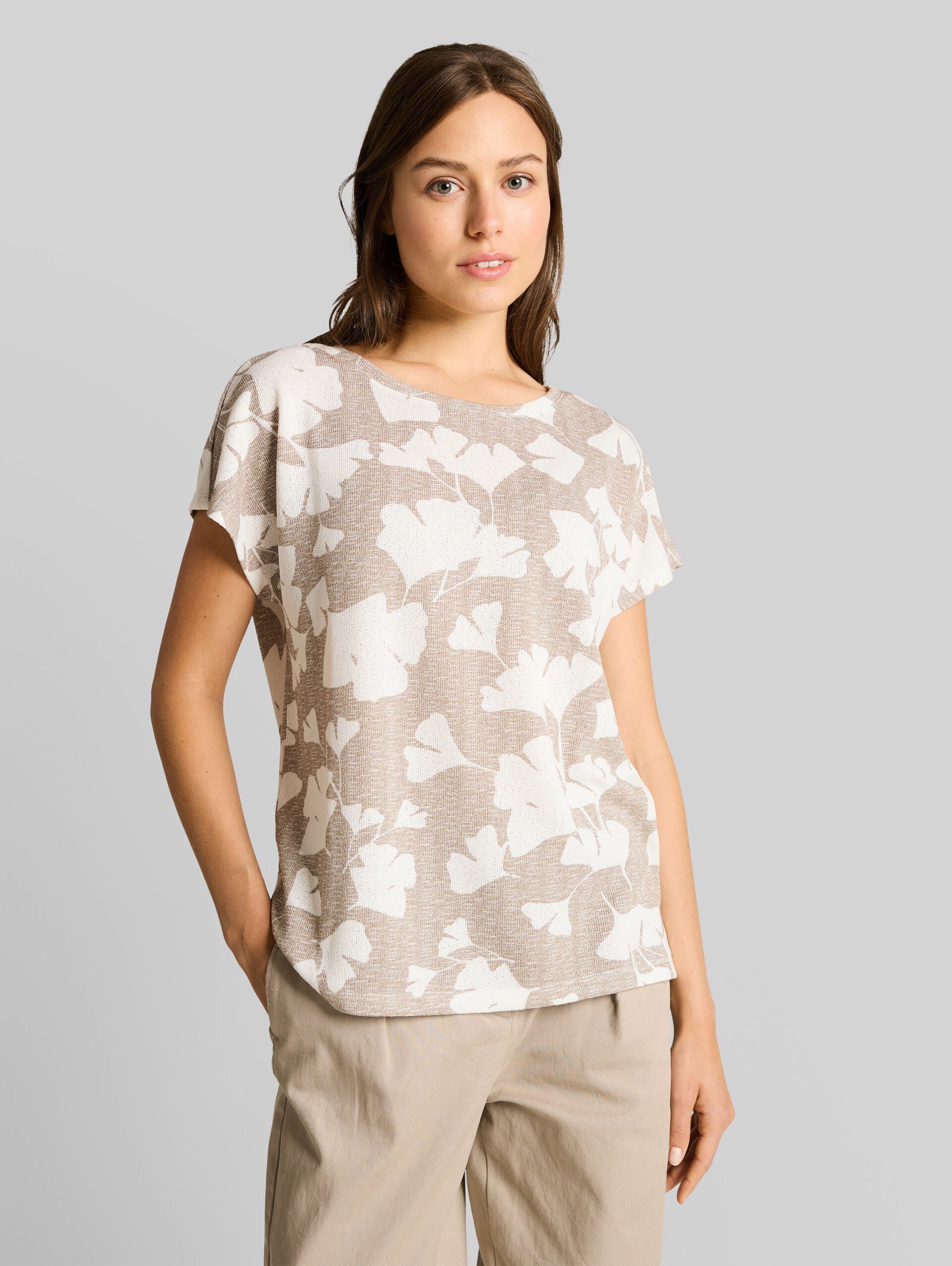 T-shirt with pattern - ginkgo knit optic - Neckline model front view