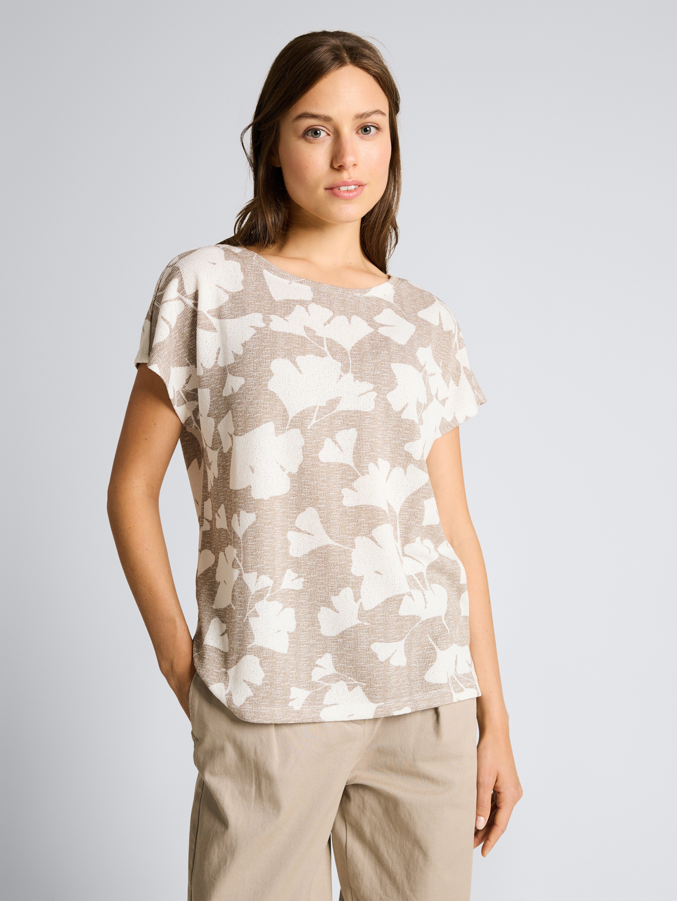 T-shirt with pattern - ginkgo knit optic - Neckline model front view