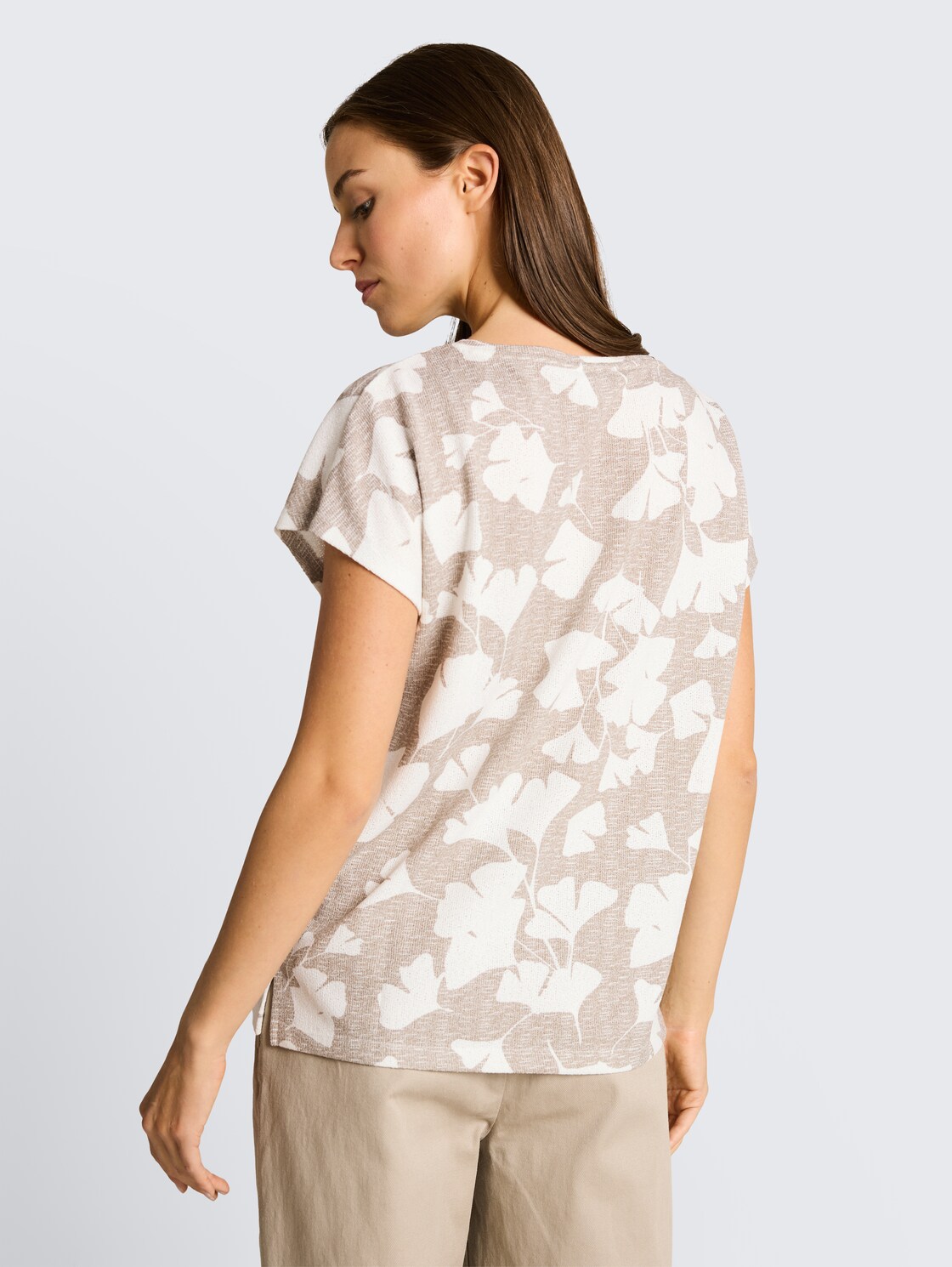 T-Shirt mit Muster - ginkgo knit optic - Auschnitt Model-Rückansicht