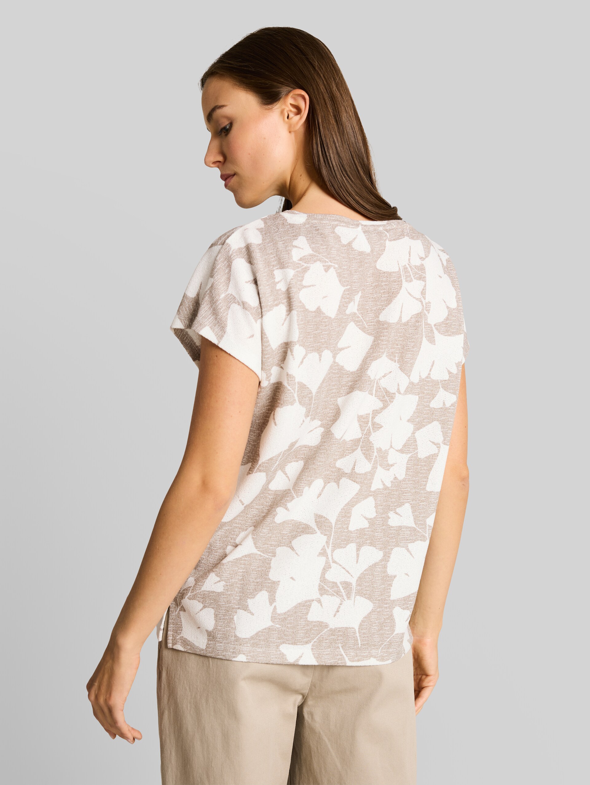 T-shirt with pattern - ginkgo knit optic - Neckline model-back view