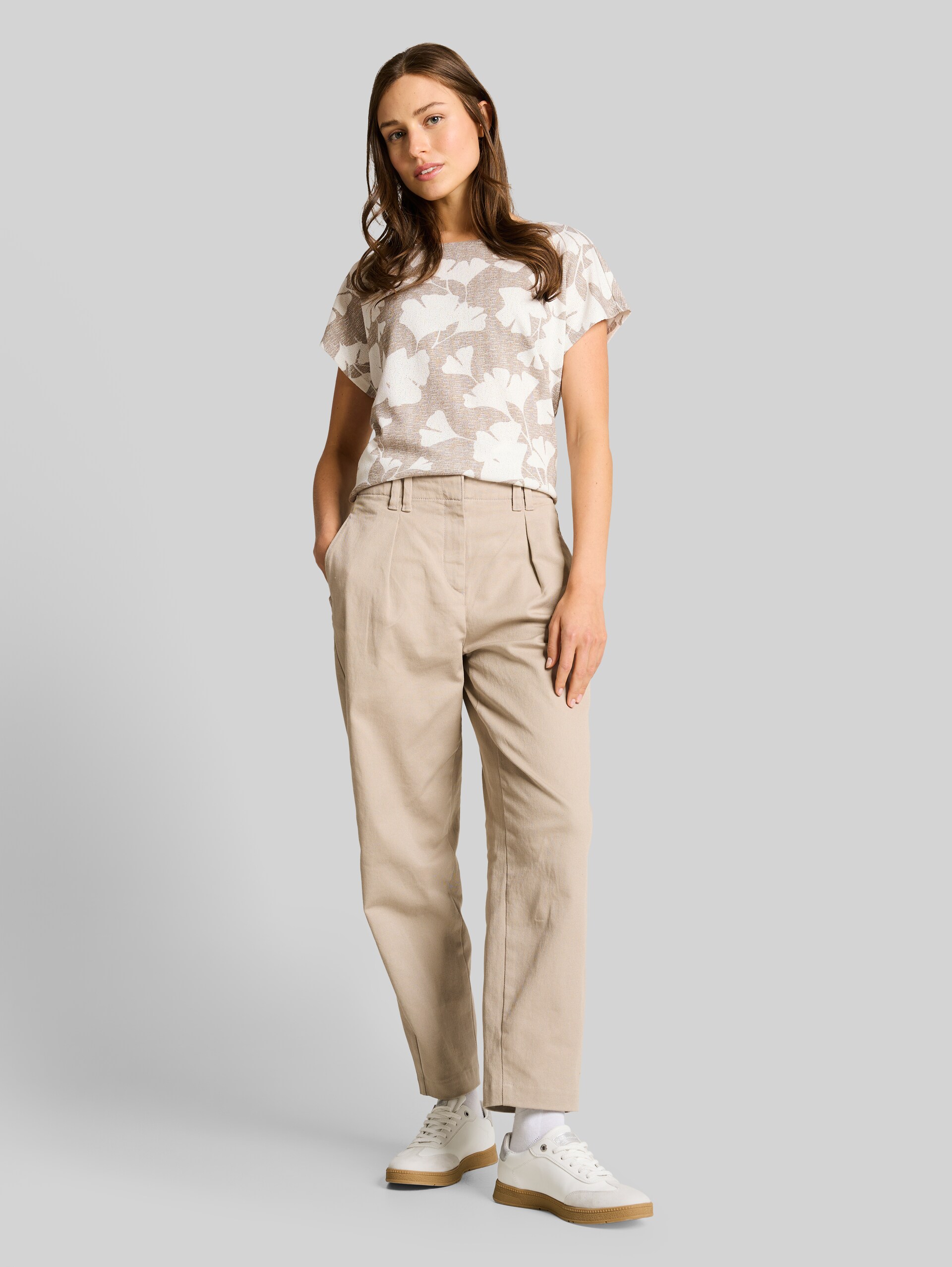 T-shirt with pattern - ginkgo knit optic - Model front view