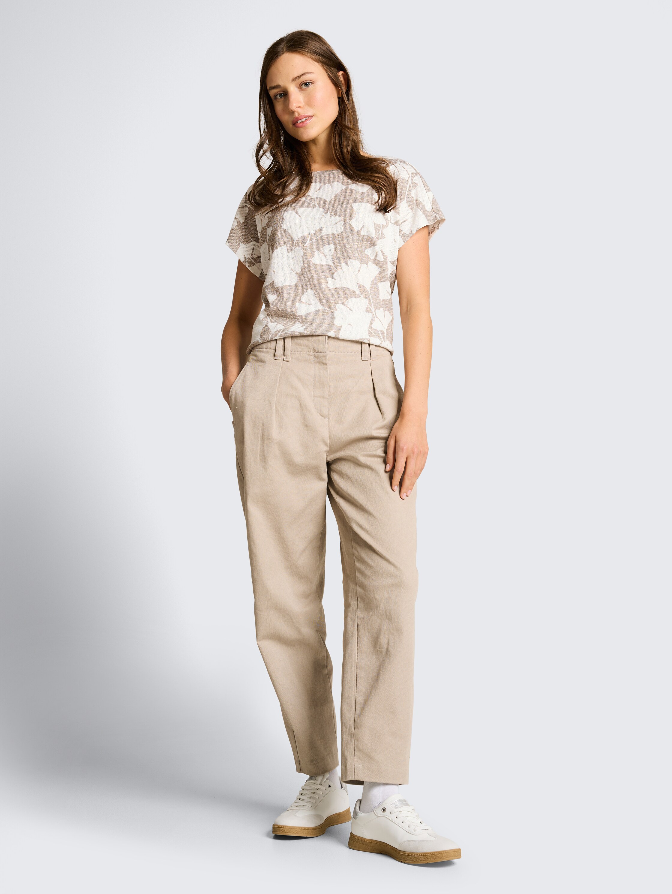 T-shirt with pattern - ginkgo knit optic - Model front view