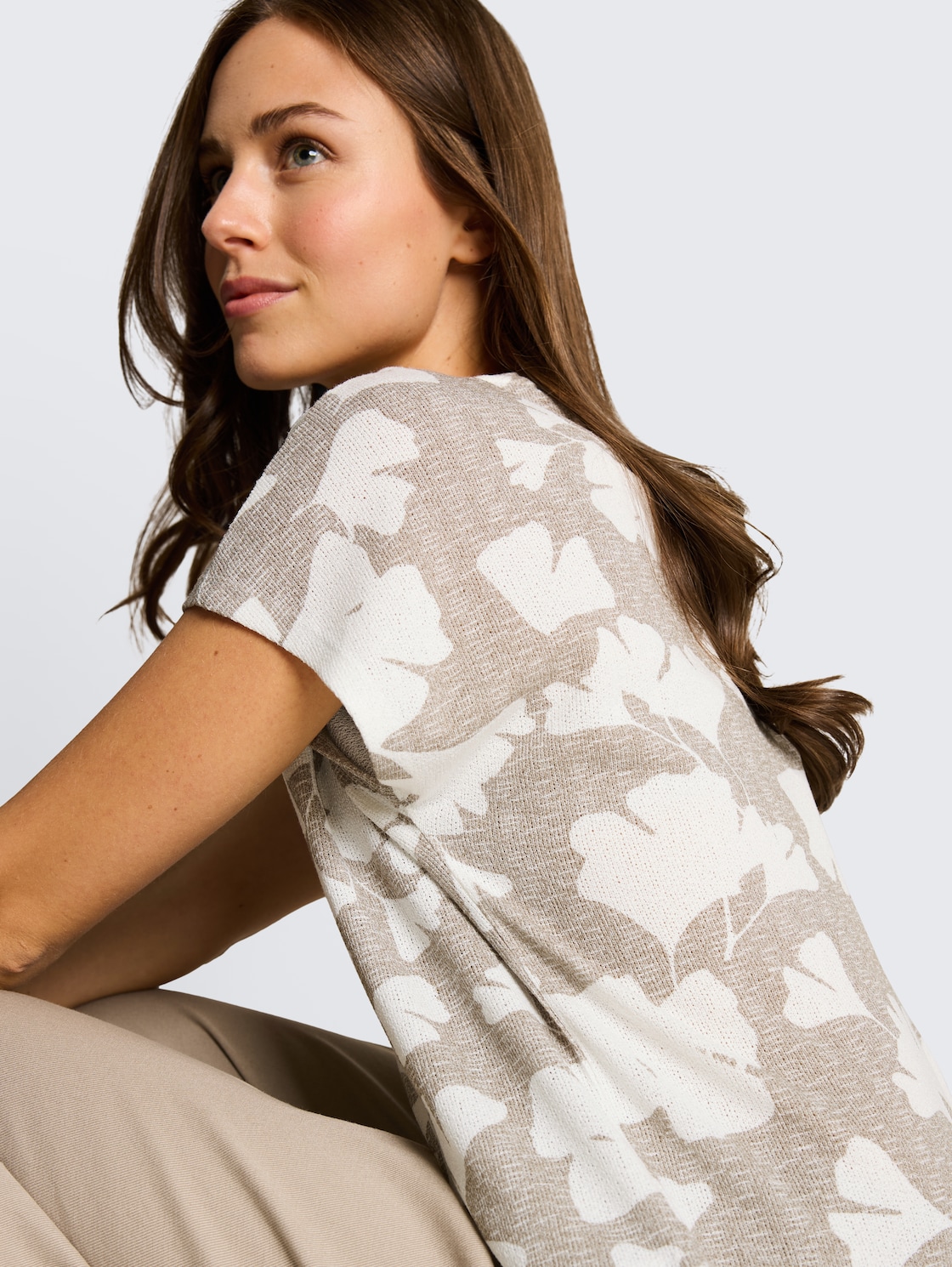 T-Shirt mit Muster - ginkgo knit optic - Detail-Model-Ansicht