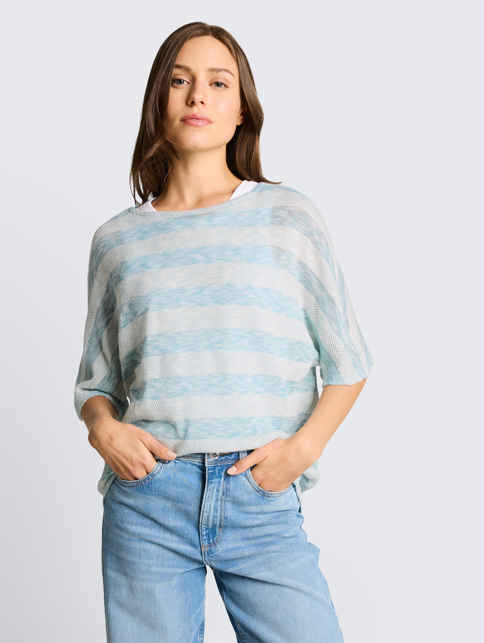 Losvallend T-shirt met vleermuismouwen - white mint stripe - Nek model vooraanzicht