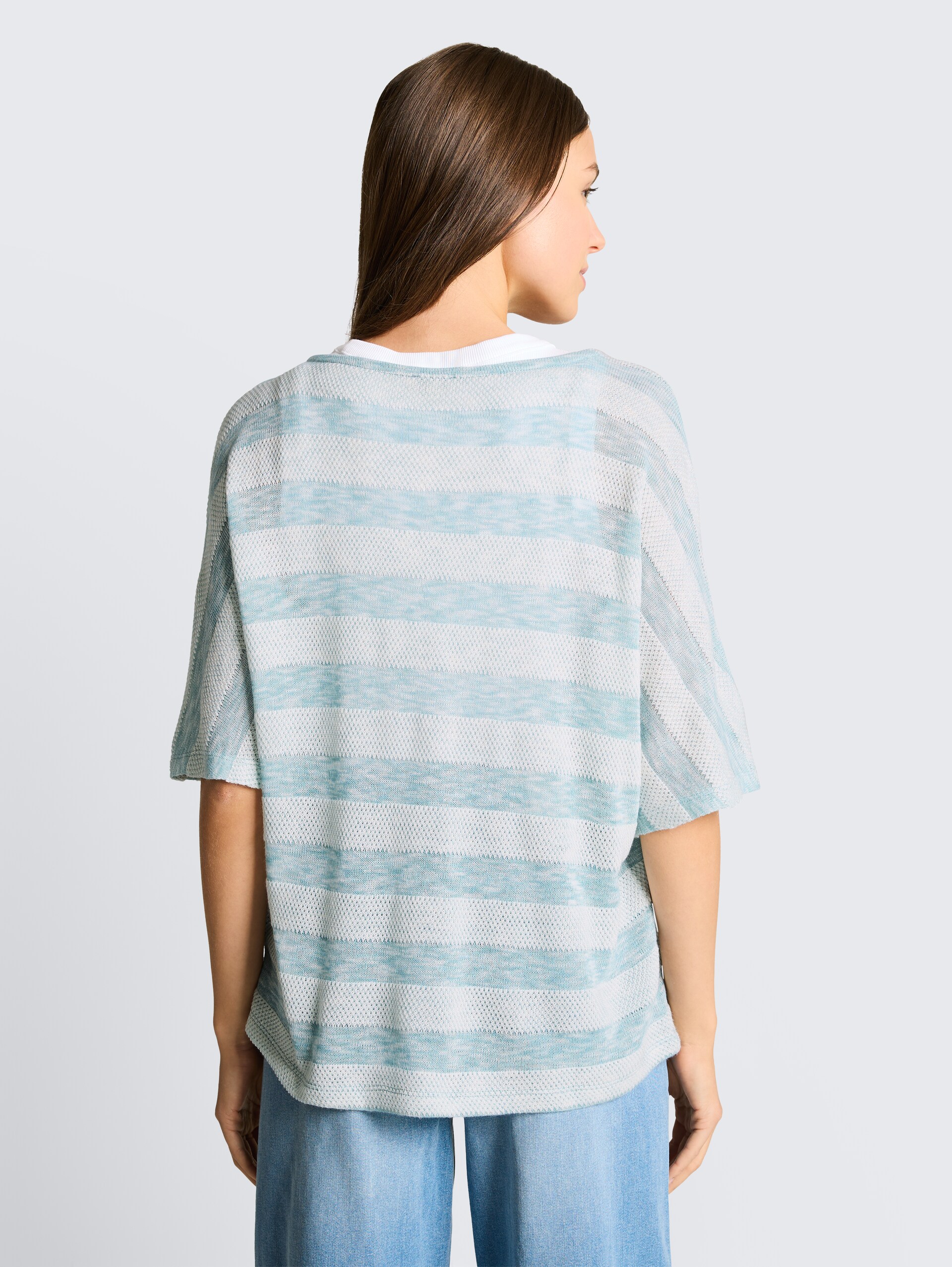 Losvallend T-shirt met vleermuismouwen - white mint stripe - Neklijn model-achteraanzicht