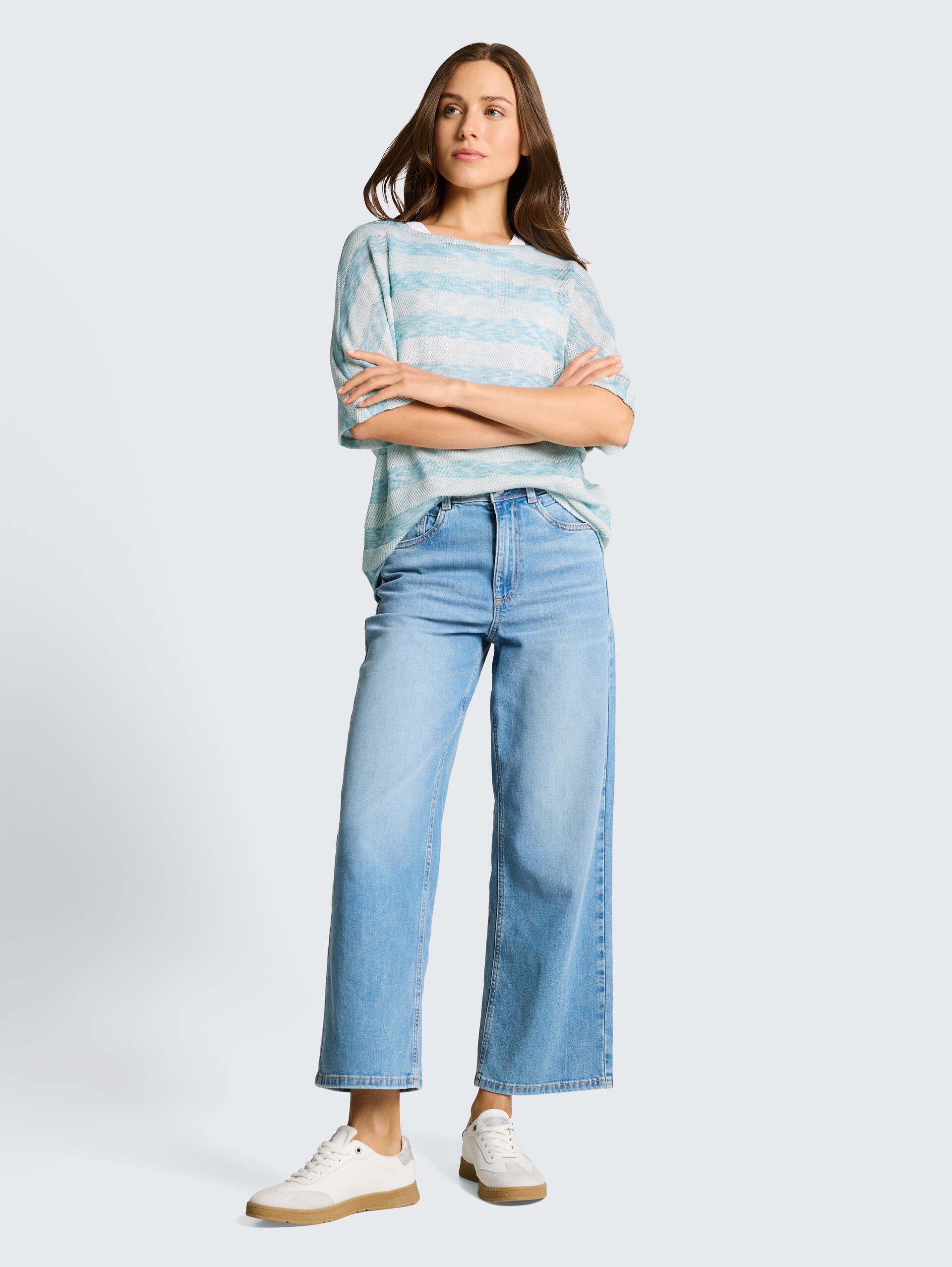 Losvallend T-shirt met vleermuismouwen - white mint stripe - Model vooraanzicht
