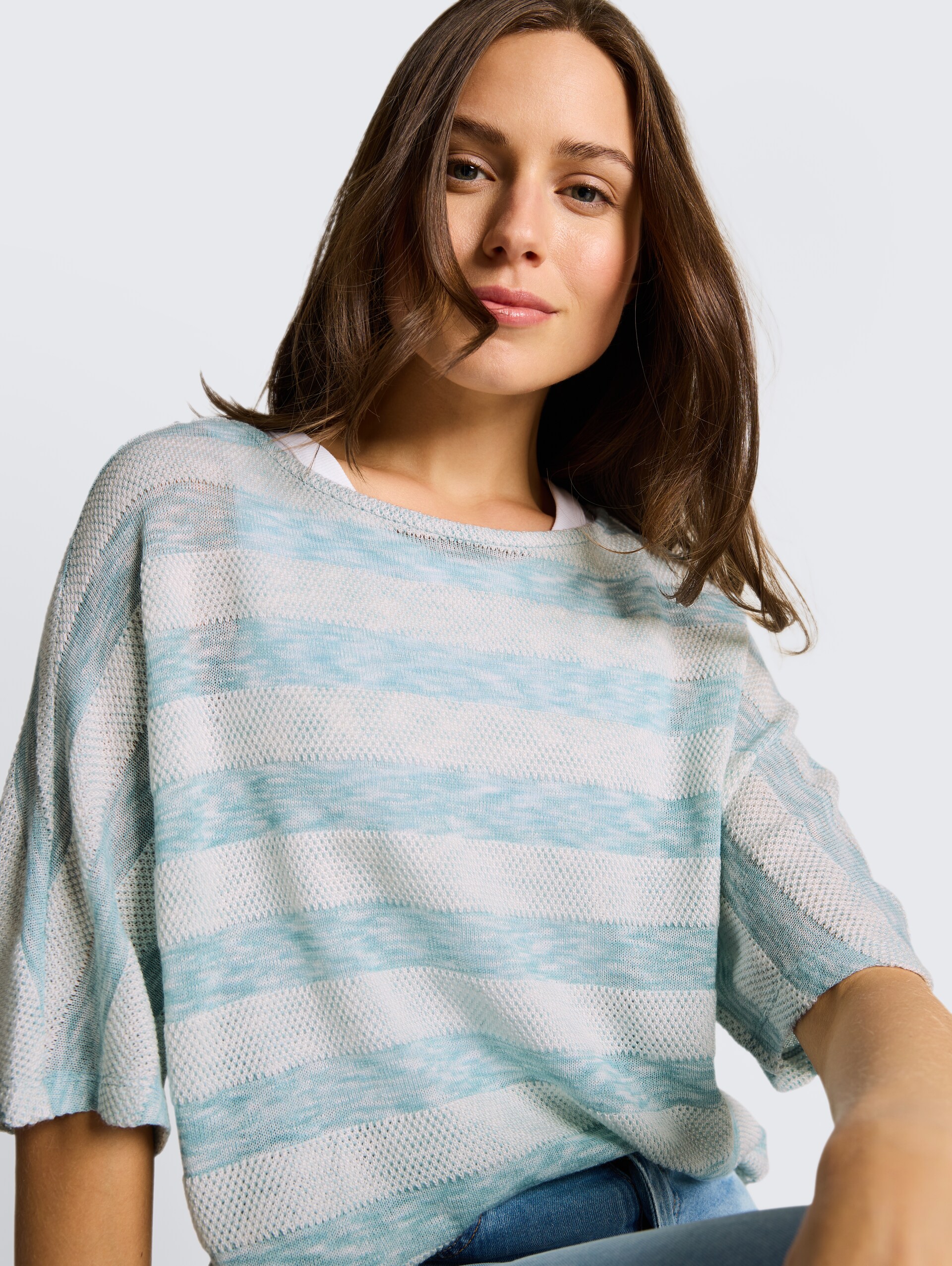 Losvallend T-shirt met vleermuismouwen - white mint stripe - Detailaanzicht model