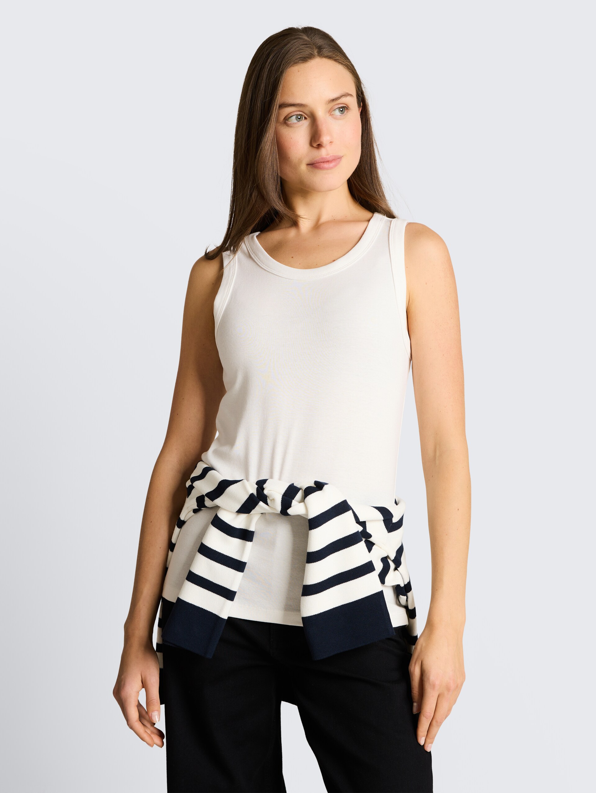 Basic Top mit Stretch - Whisper White - Ausschnitt Model-Vorderansicht