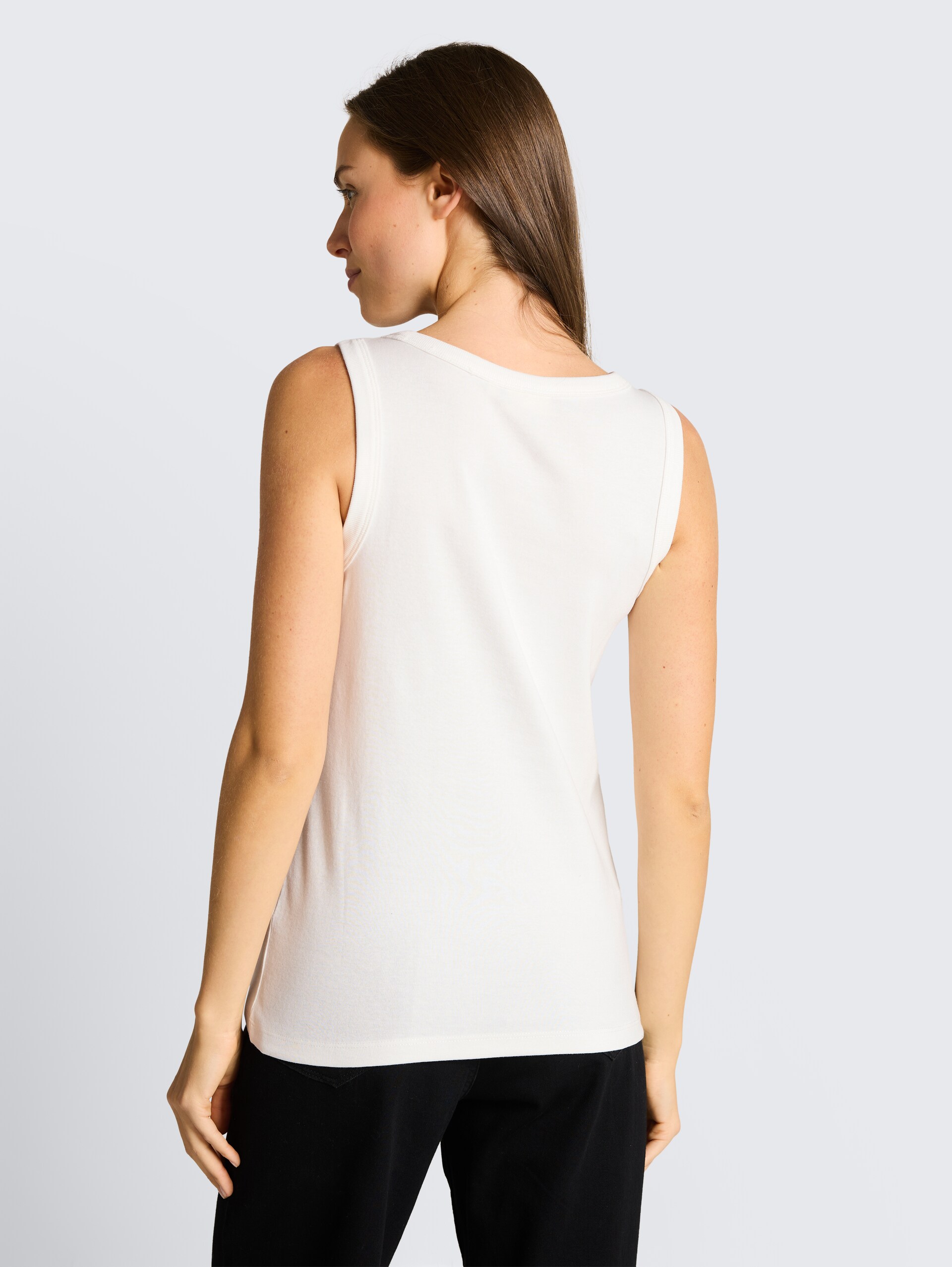 Basic Top mit Stretch - Whisper White - Auschnitt Model-Rückansicht