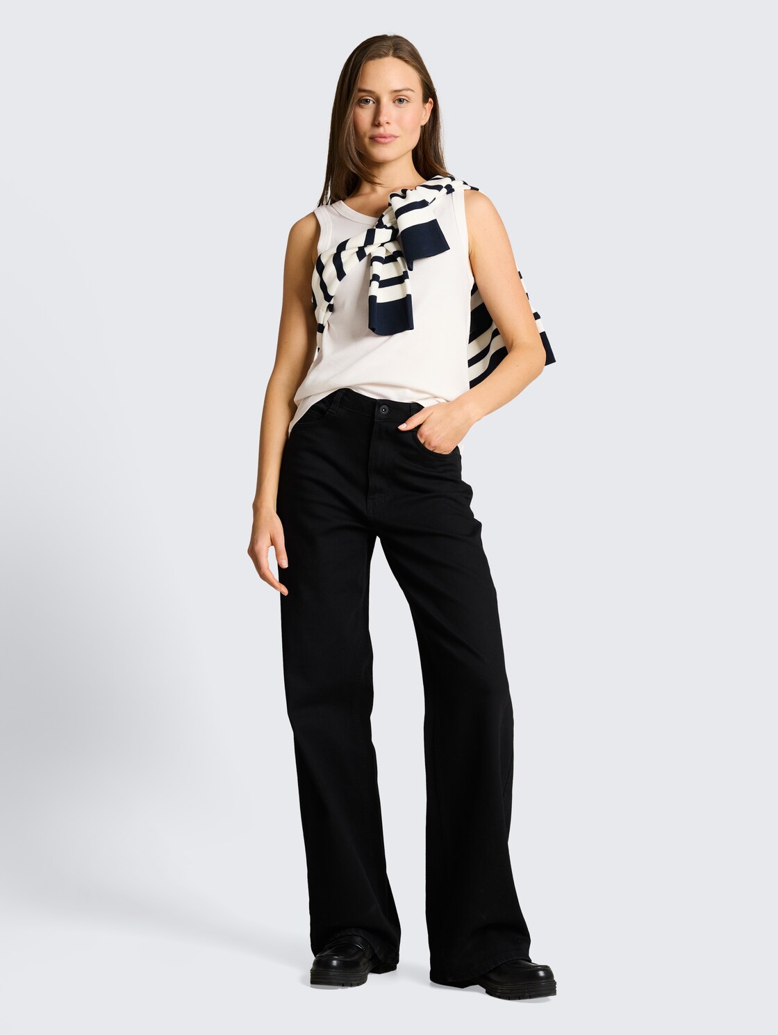 Basic Top mit Stretch - Whisper White - Model-Vorderansicht