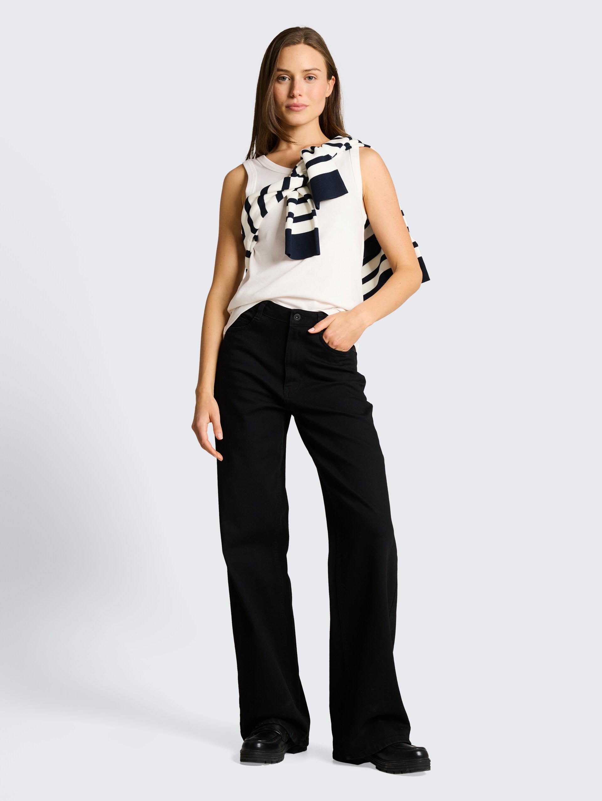 Basic Top mit Stretch - Whisper White - Model-Vorderansicht