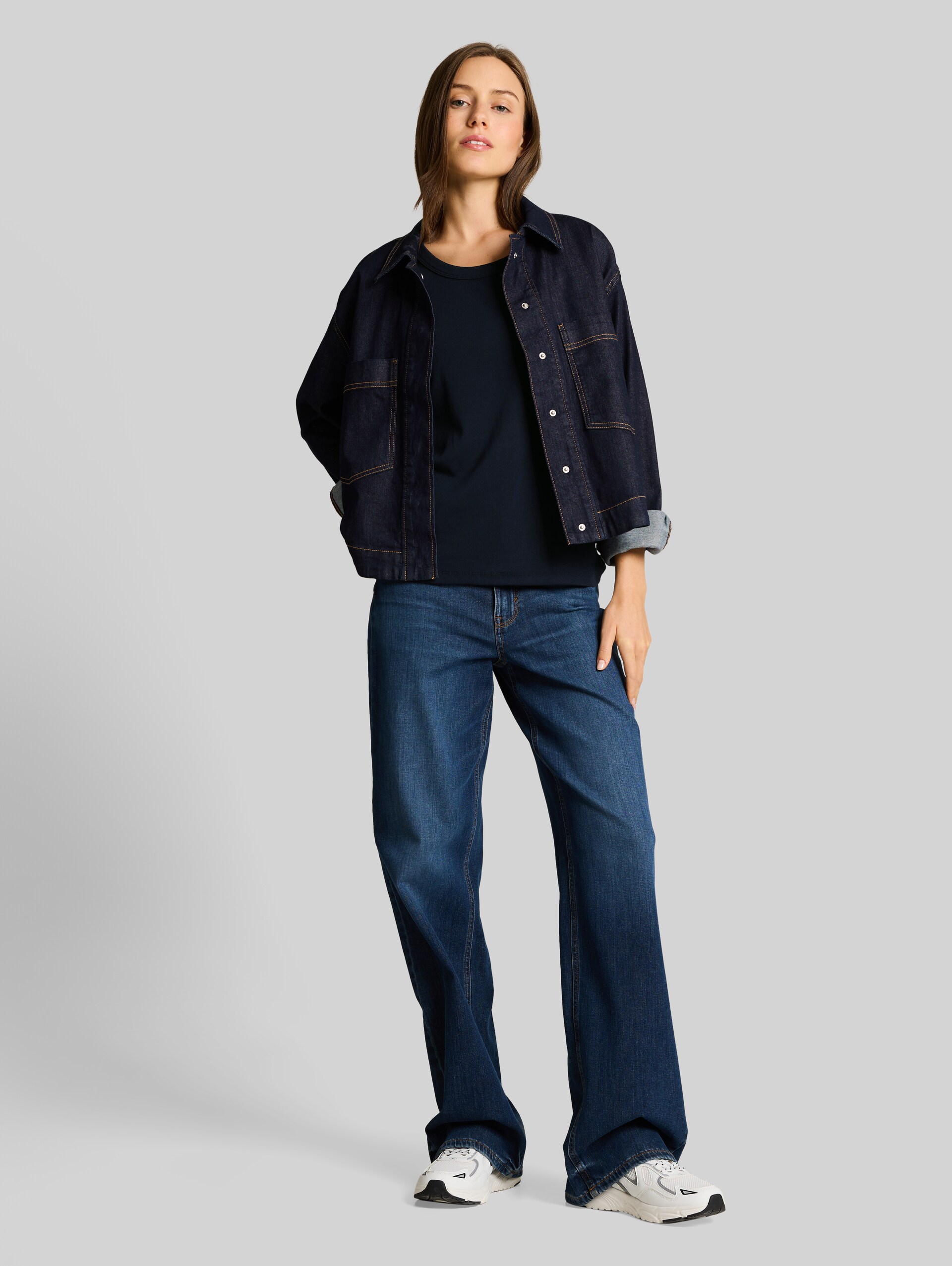 Basic top with stretch - sky captain blue - Model front view