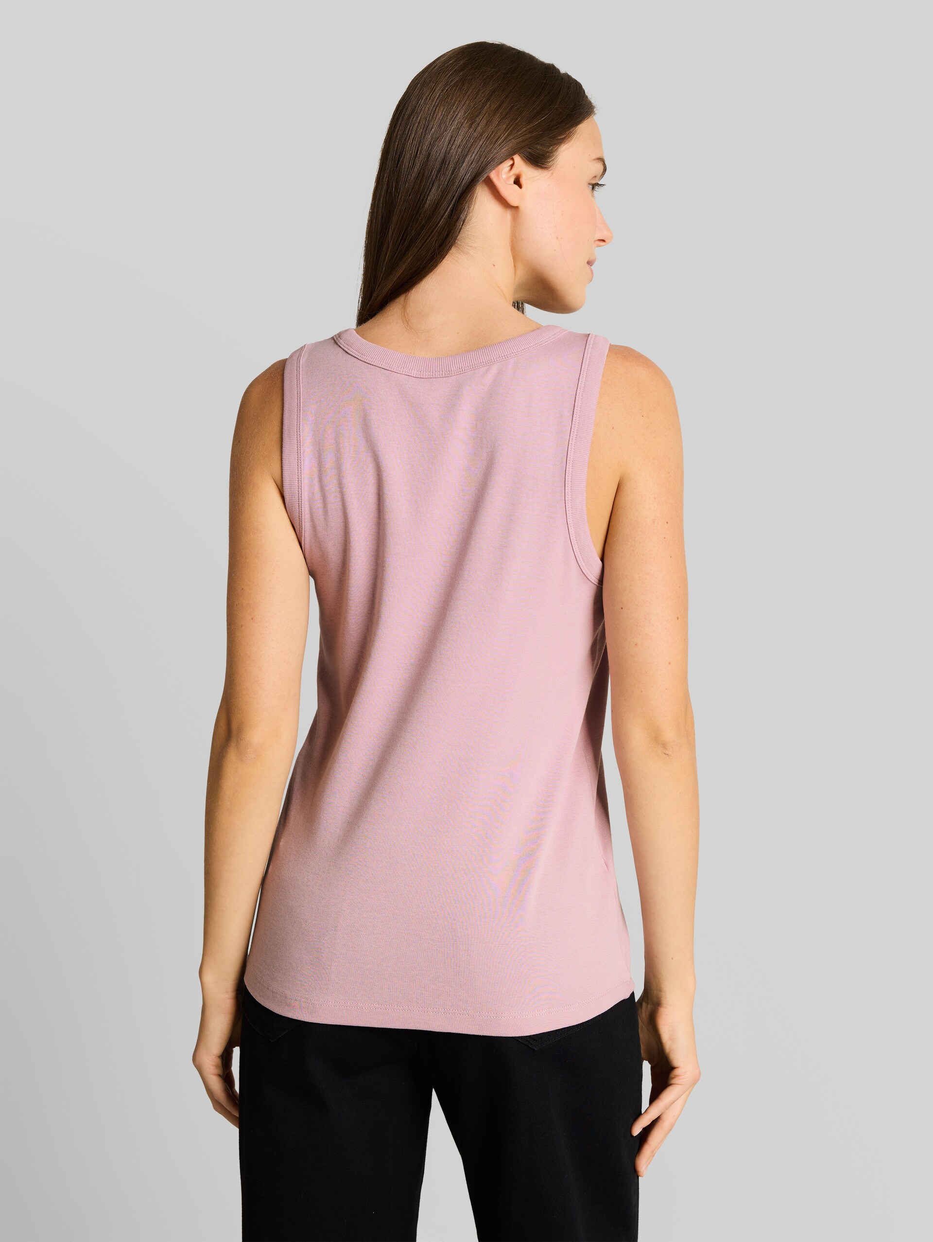 Basic top with stretch - light elderberry - Neckline model-back view
