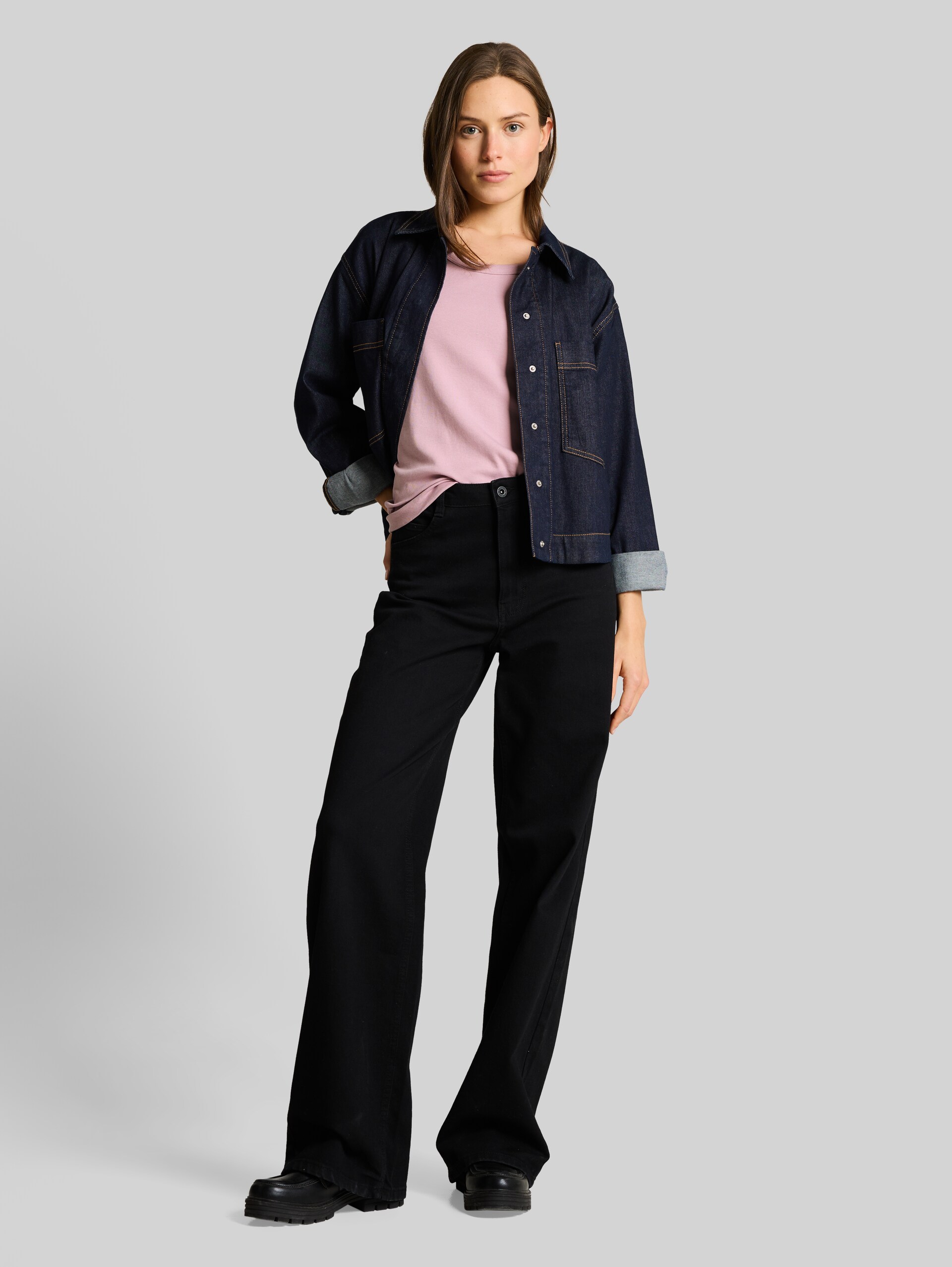 Basic top with stretch - light elderberry - Model front view