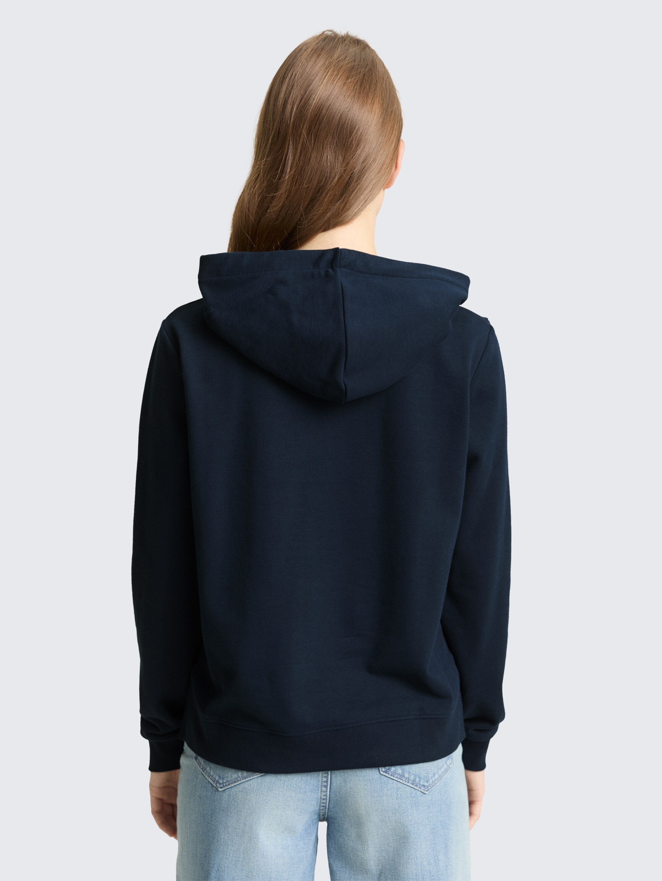 Hoodie Sweatshirt mit Stickerei - sky captain blue - Auschnitt Model-Rückansicht