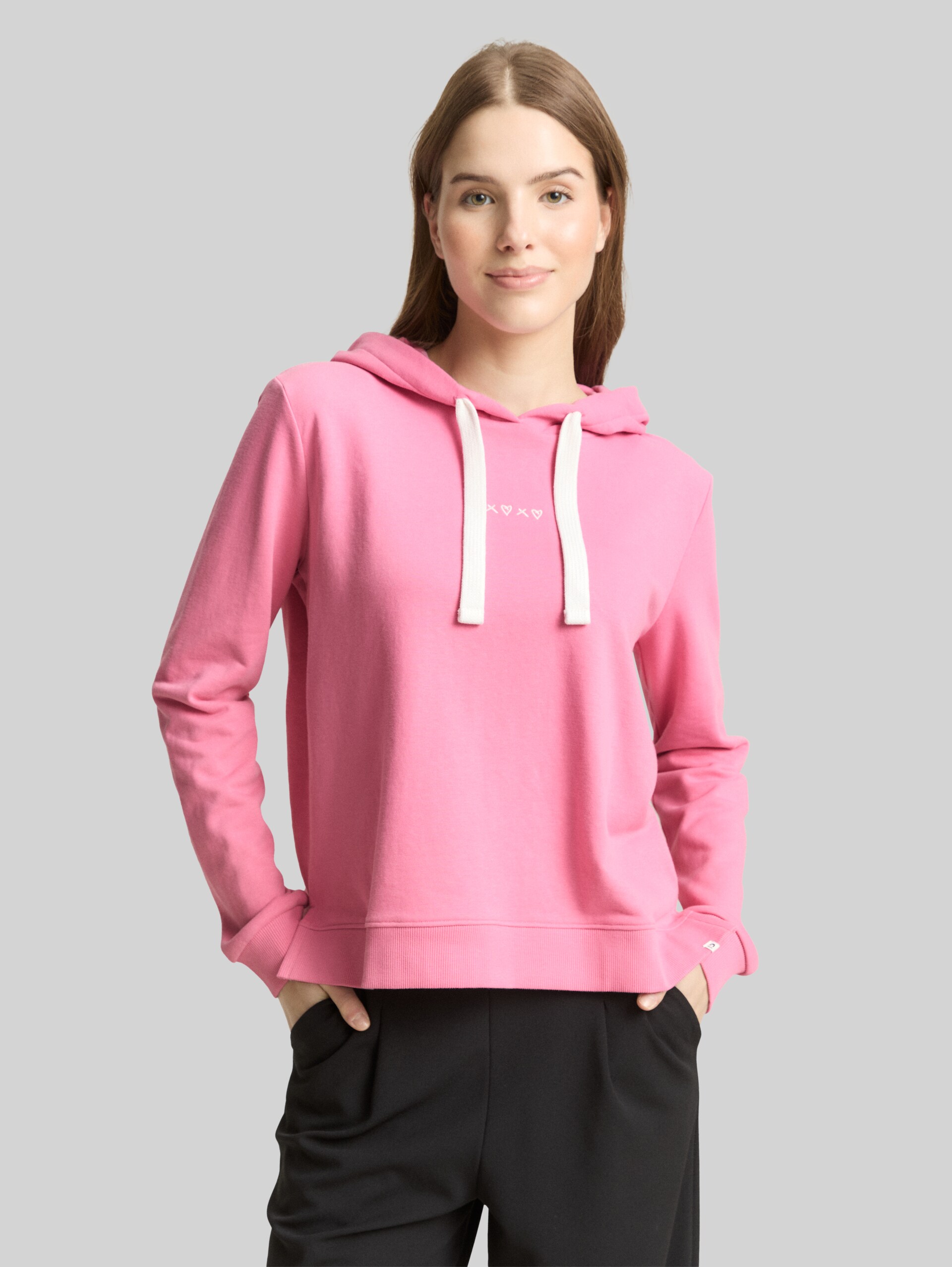 Hoodie Sweatshirt mit Stickerei - Soft Blush Rose - Ausschnitt Model-Vorderansicht