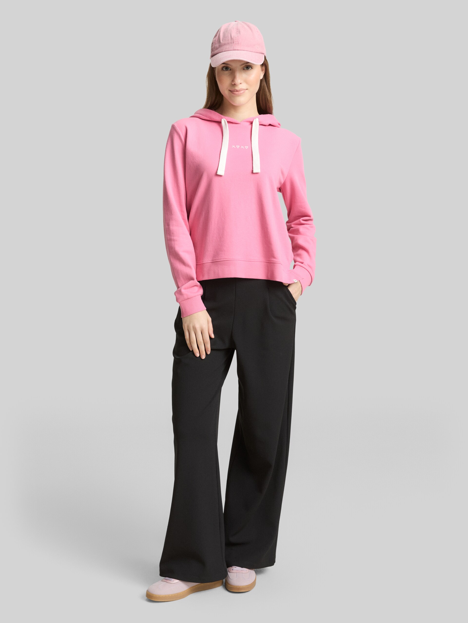 Hoodie Sweatshirt mit Stickerei - Soft Blush Rose - Model-Vorderansicht