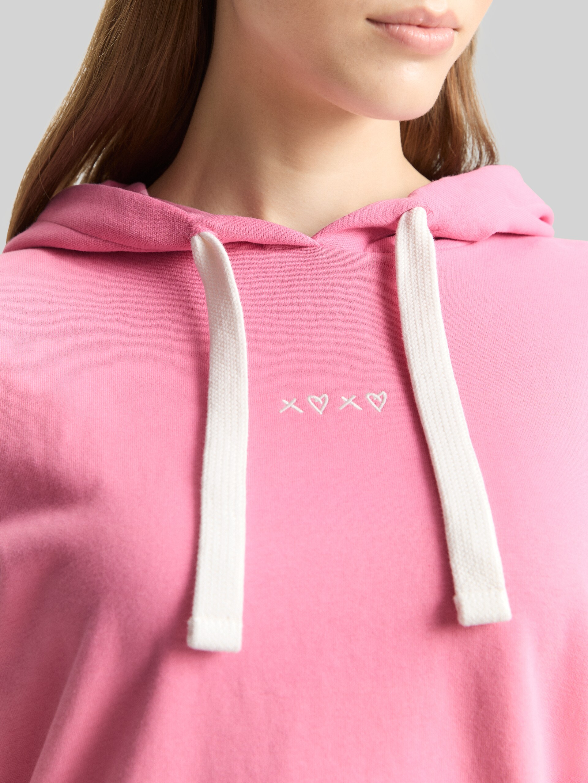 Hoodie Sweatshirt mit Stickerei - Soft Blush Rose - Detail-Model-Ansicht