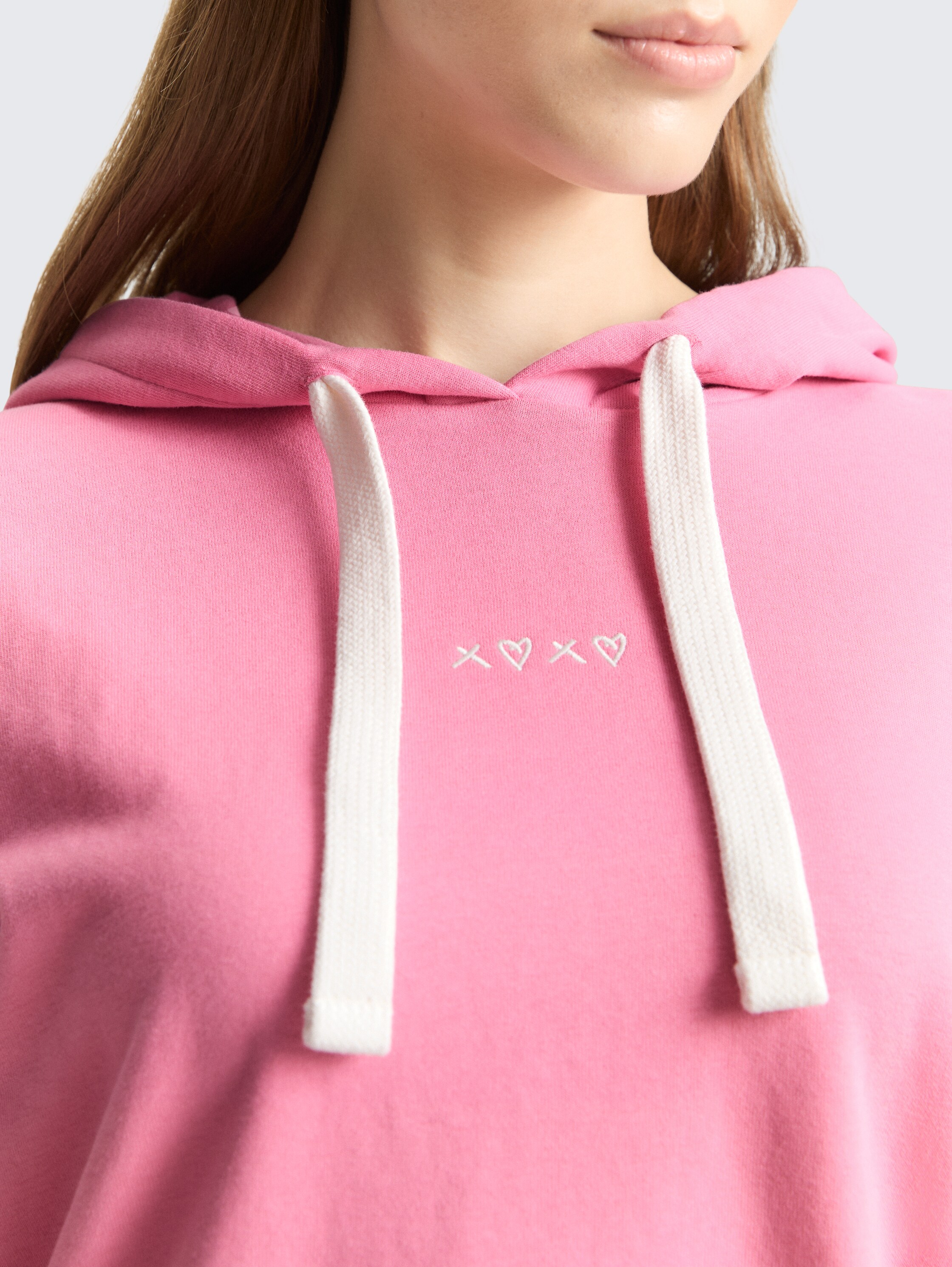 Hoodie Sweatshirt mit Stickerei - Soft Blush Rose - Detail-Model-Ansicht