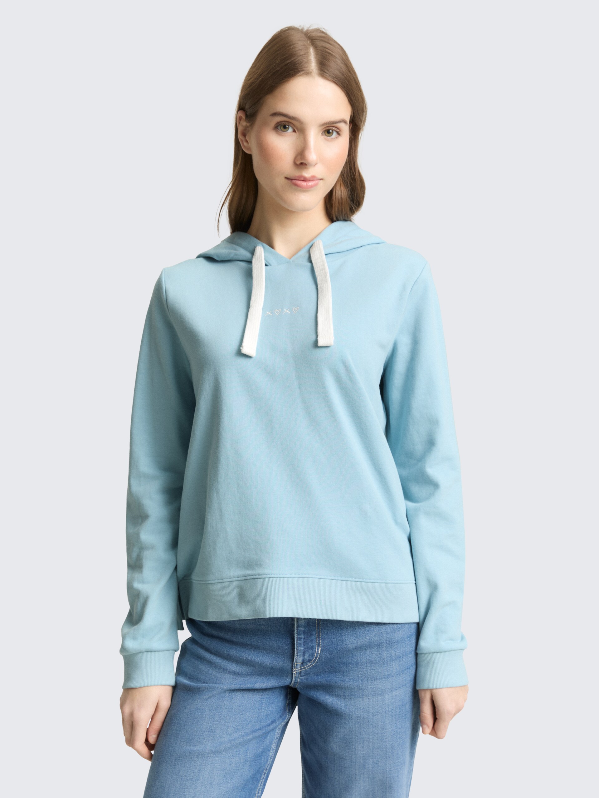Hoodie Sweatshirt mit Stickerei - calm cloud blue - Ausschnitt Model-Vorderansicht