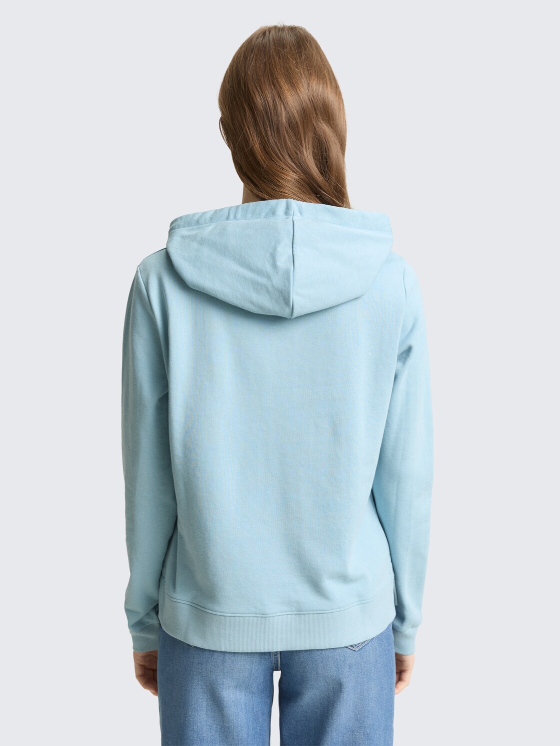Hoodie Sweatshirt mit Stickerei - calm cloud blue - Auschnitt Model-Rückansicht