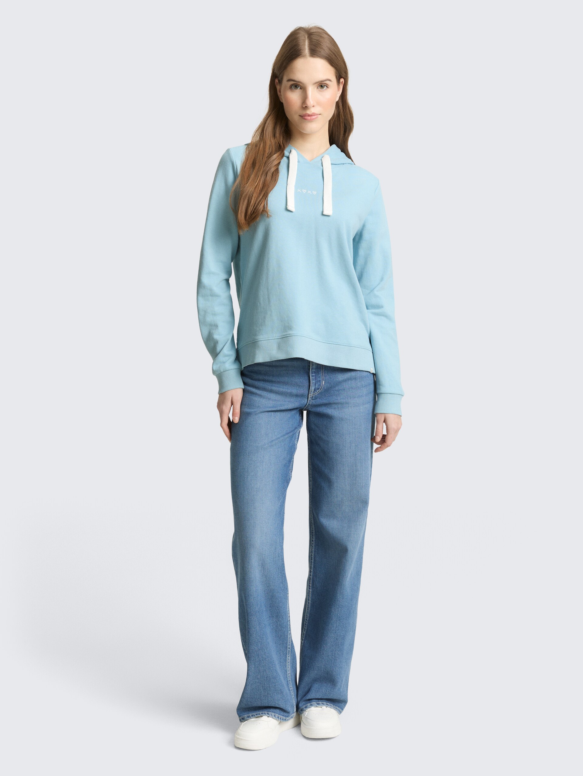 Hoodie Sweatshirt mit Stickerei - calm cloud blue - Model-Vorderansicht