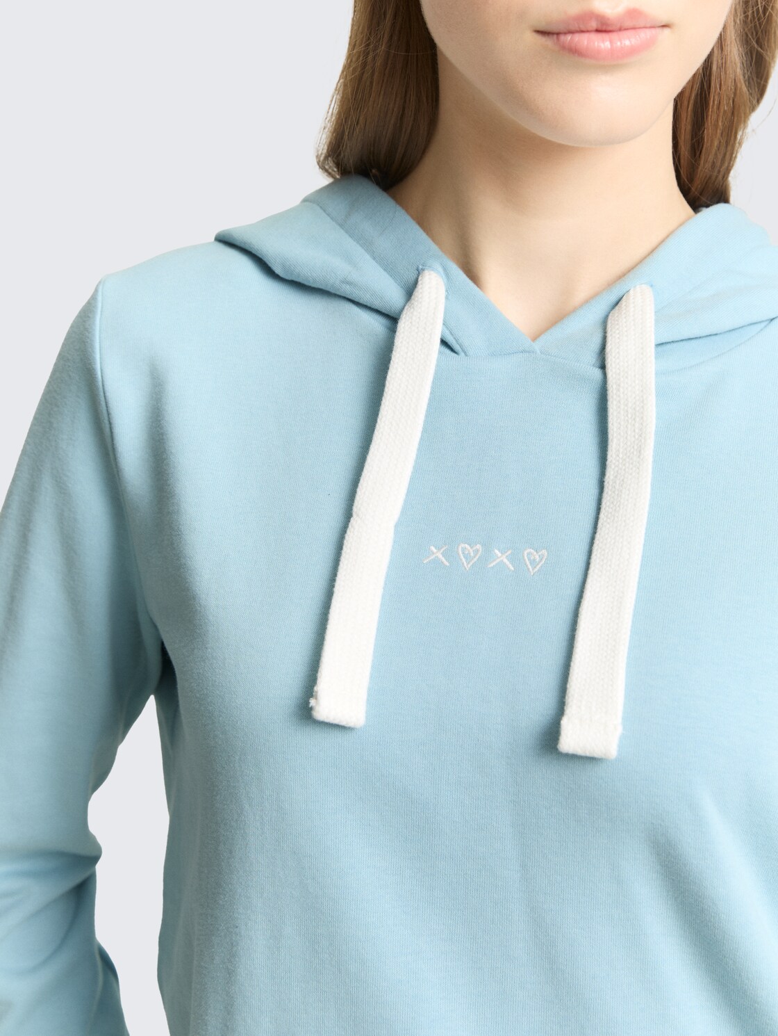 Hoodie Sweatshirt mit Stickerei - calm cloud blue - Detail-Model-Ansicht