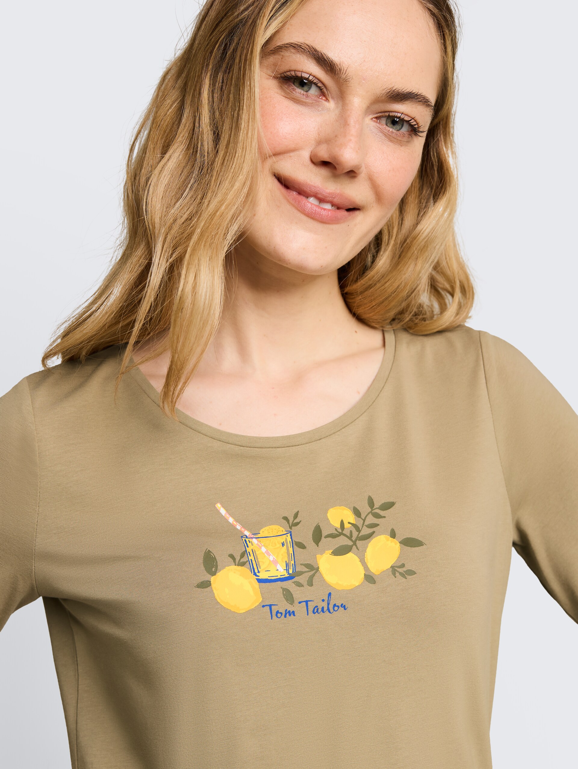 T-shirt met print - Silver Olive - Detailaanzicht model