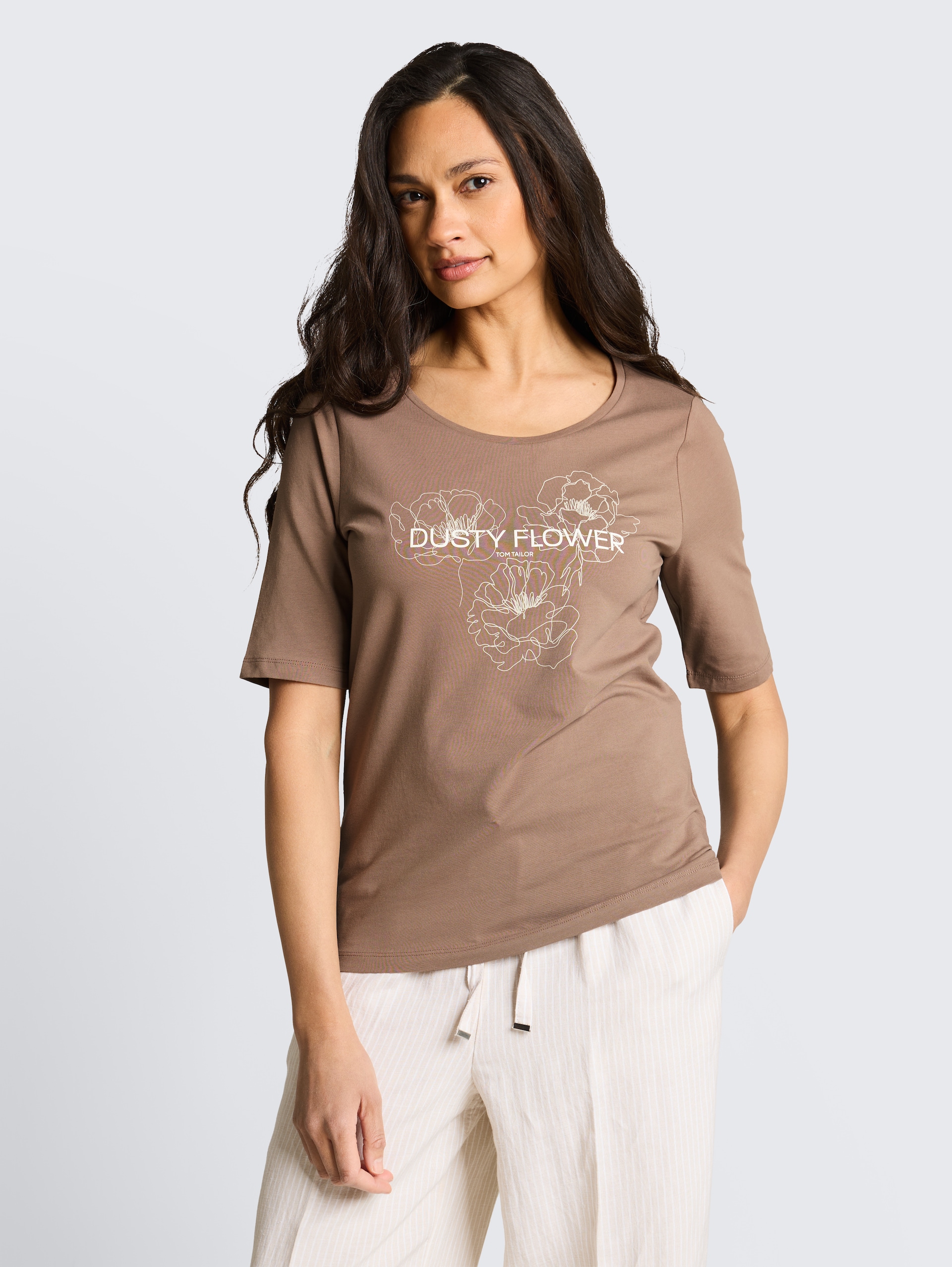 T-Shirt mit Print - taupe grey - Ausschnitt Model-Vorderansicht