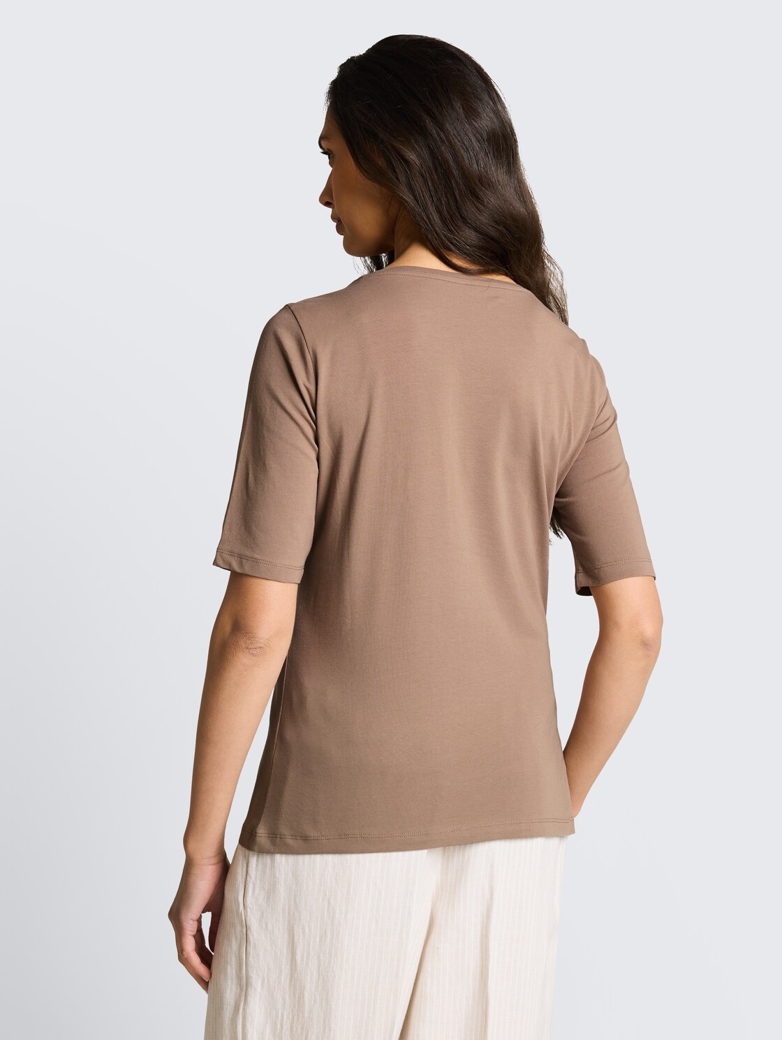 T-Shirt mit Print - taupe grey - Auschnitt Model-Rückansicht